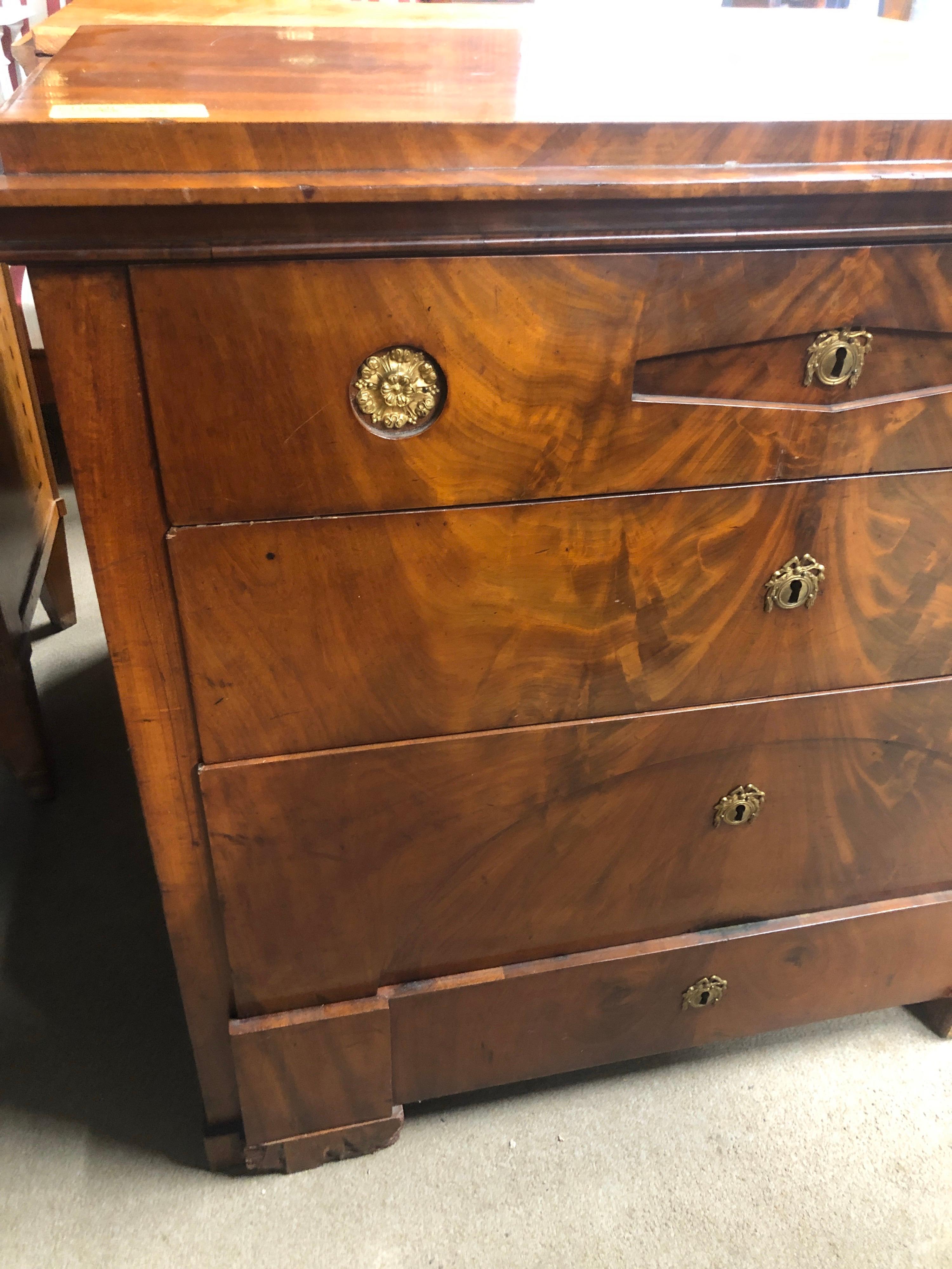 Fantastic Danish chest of drawers, mid-19th century, in mahogany wood with first secretary drawer, in good condition but to be restored.
Essential lines like almost all the Biedermeier production of Northern Europe.
Excellent to be inserted in a