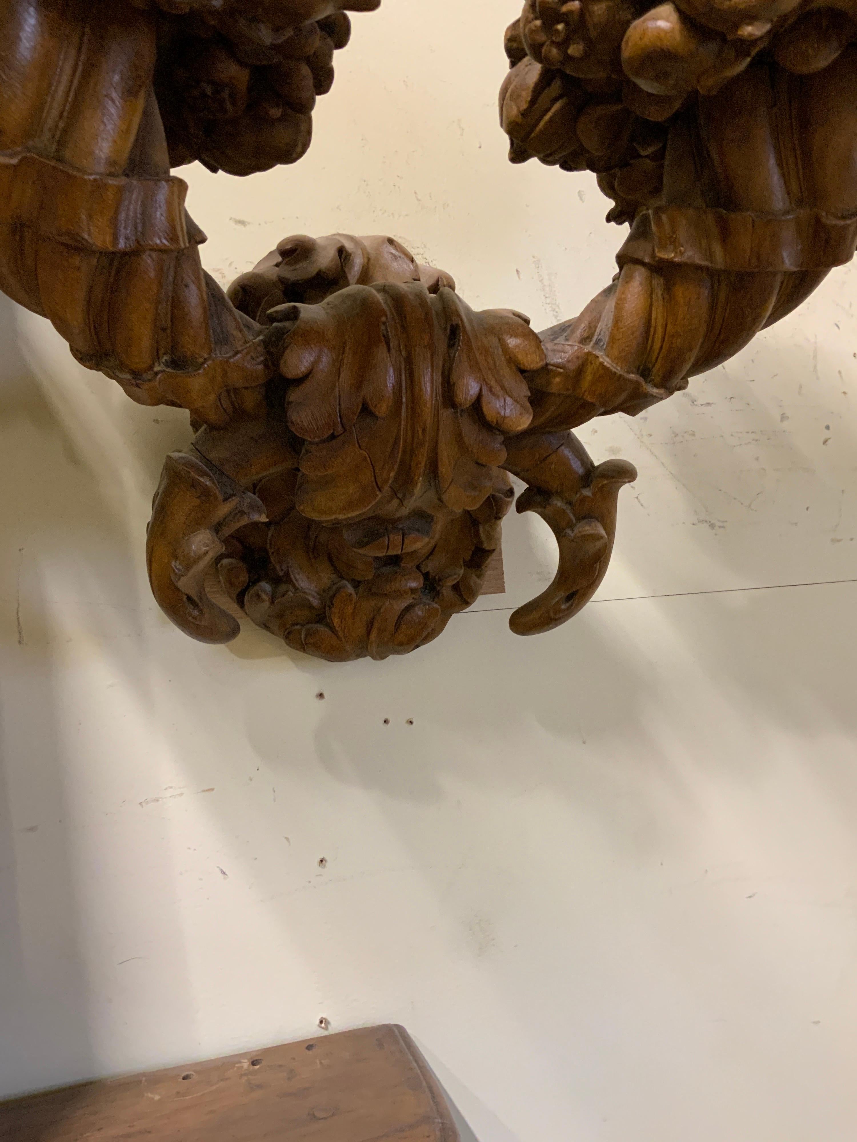 Objet décoratif sculpté en bois du XIXe siècle Bon état - En vente à Dallas, TX