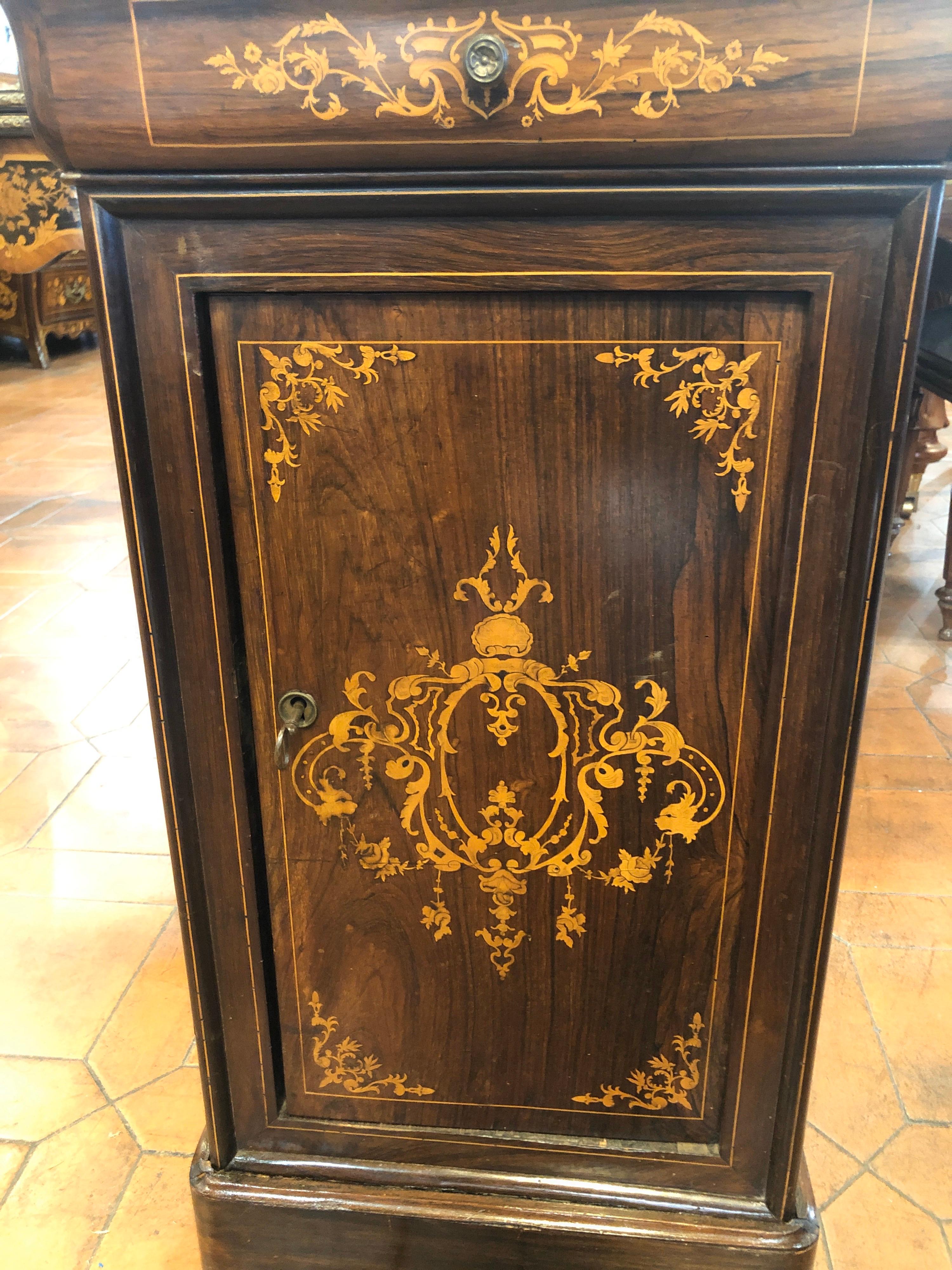 Fantastic bedside table from the French center, Paris, Charles X, circa 1820, in rosewood and finely inlaid in boxwood.
Original marble and in good state of conservation.
Of this is available chest of drawers, secretaire, mirror and bed ... soon