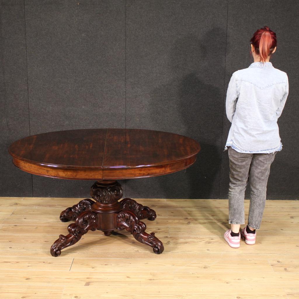 Grande table à rallonge hollandaise de la seconde moitié du 19e siècle. Meubles finement sculptés en acajou de haute qualité. Table ovale avec un pied central reposant sur quatre pieds massifs sculptés et incurvés. Une fois ouvert, il atteint une