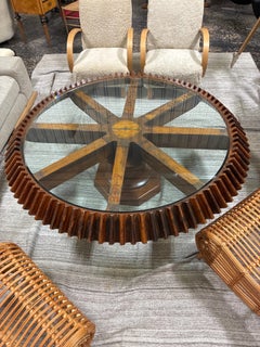 Mesa de cóctel del siglo XIX con engranajes de madera
