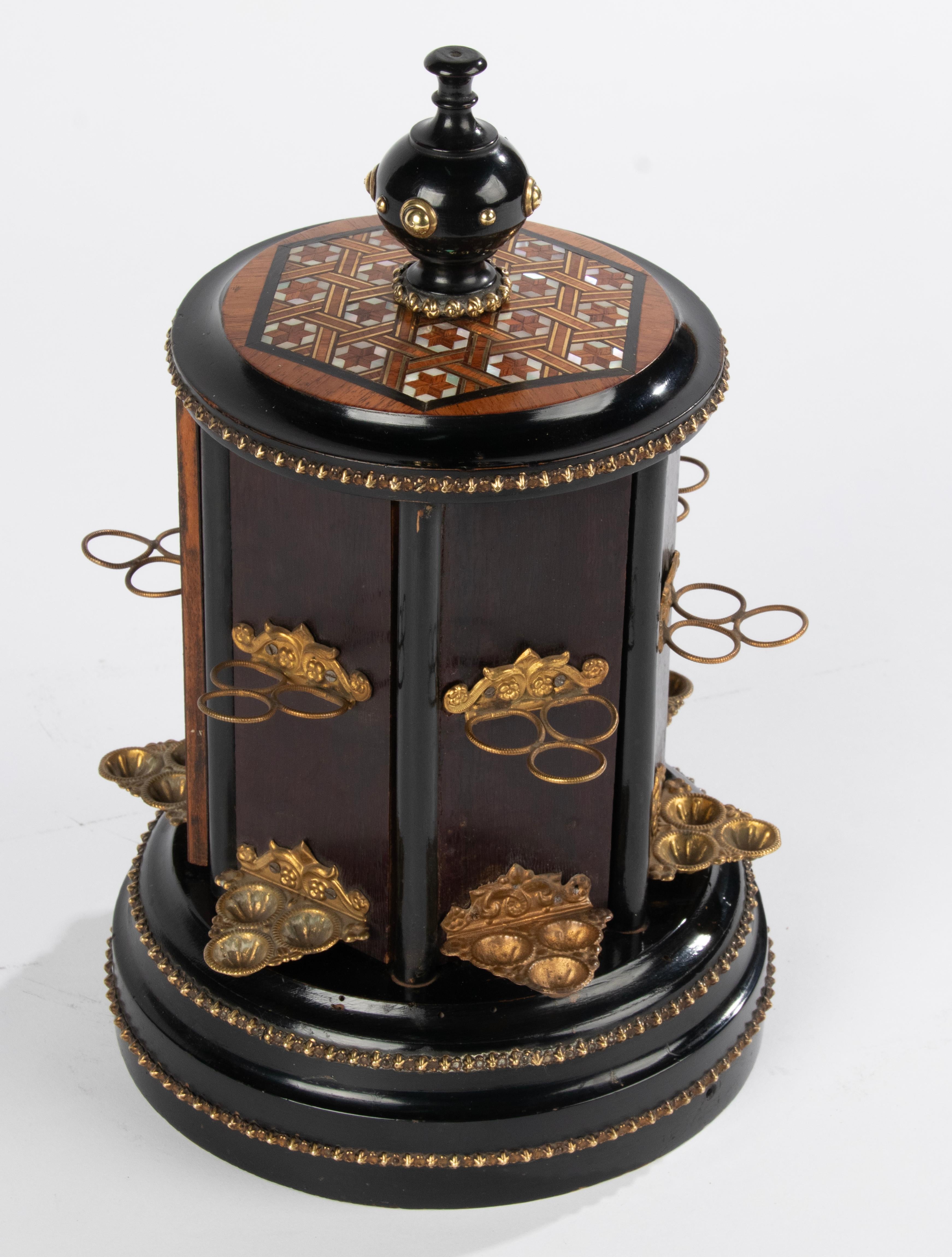 19th Century Wood Inlaid Cigar Carrousel - Napoleon III  For Sale 11