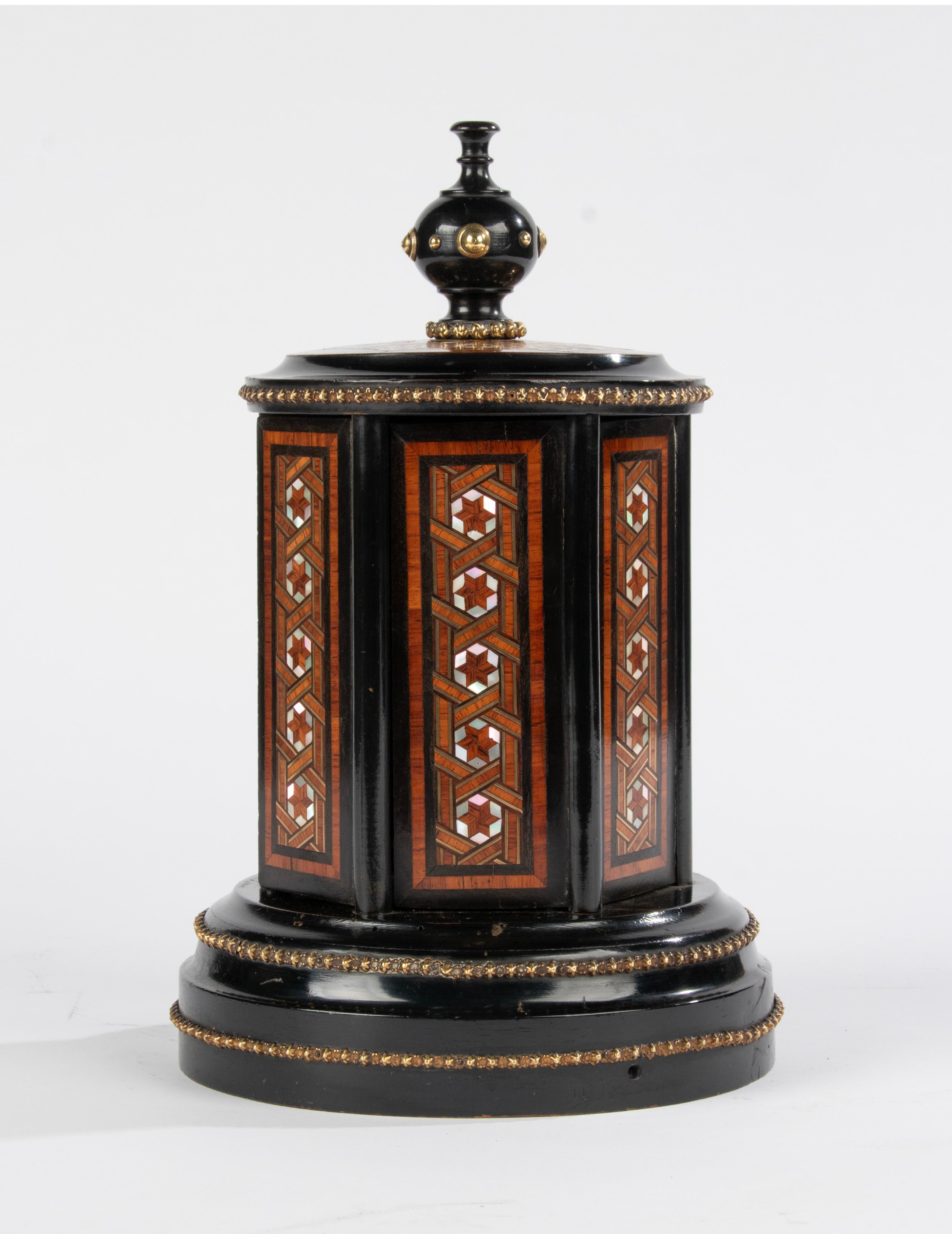A beautiful antique wooden cigar carousel.
A typical object from the French Napoleon III period.
When you turn the top knob, the doors on all sides open and the cigars appear.
The cigar carousel is beautifully inlaid with various types of wood.
The