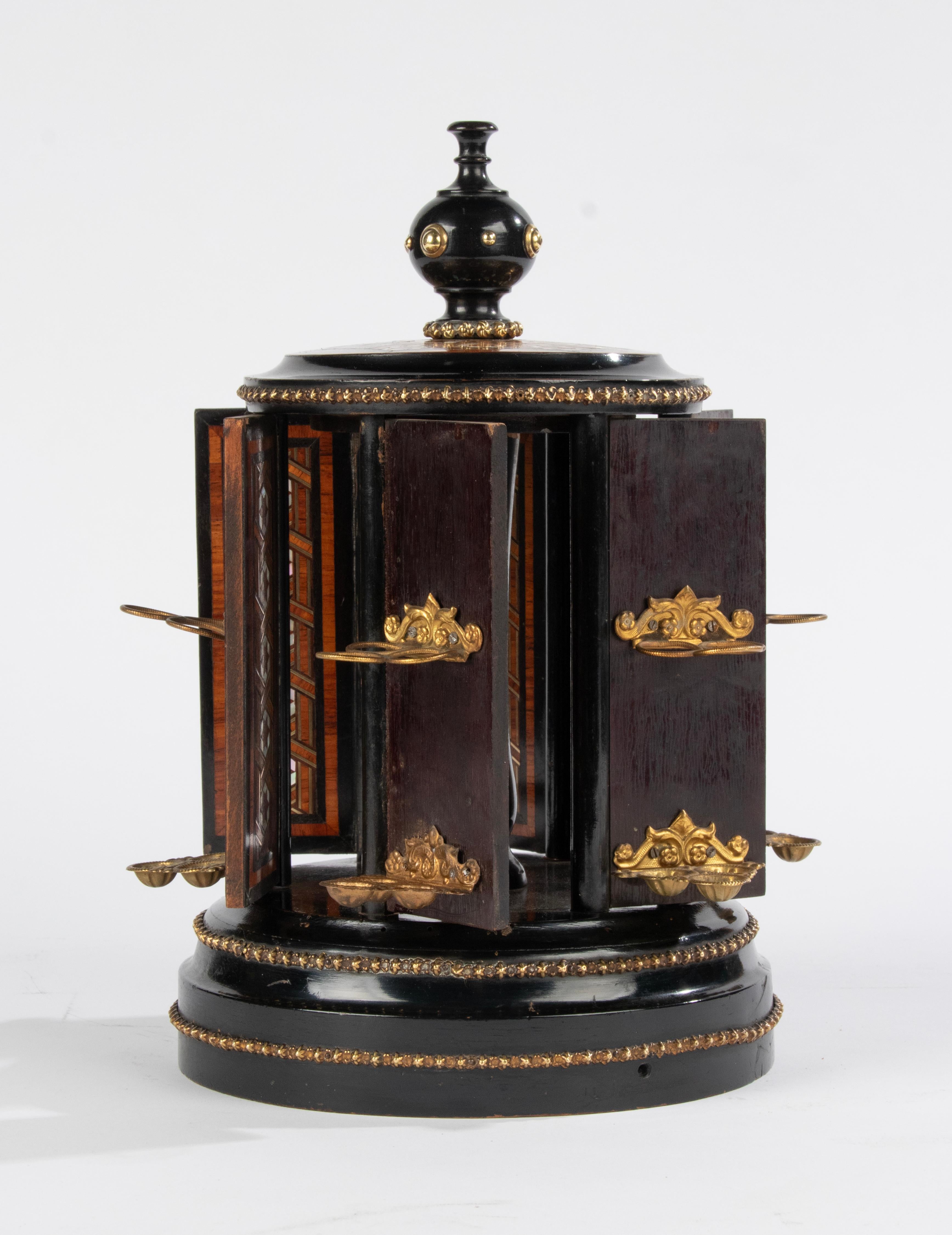 Milieu du XIXe siècle Carrousel à cigares du XIXe siècle en bois incrusté - Napoléon III  en vente