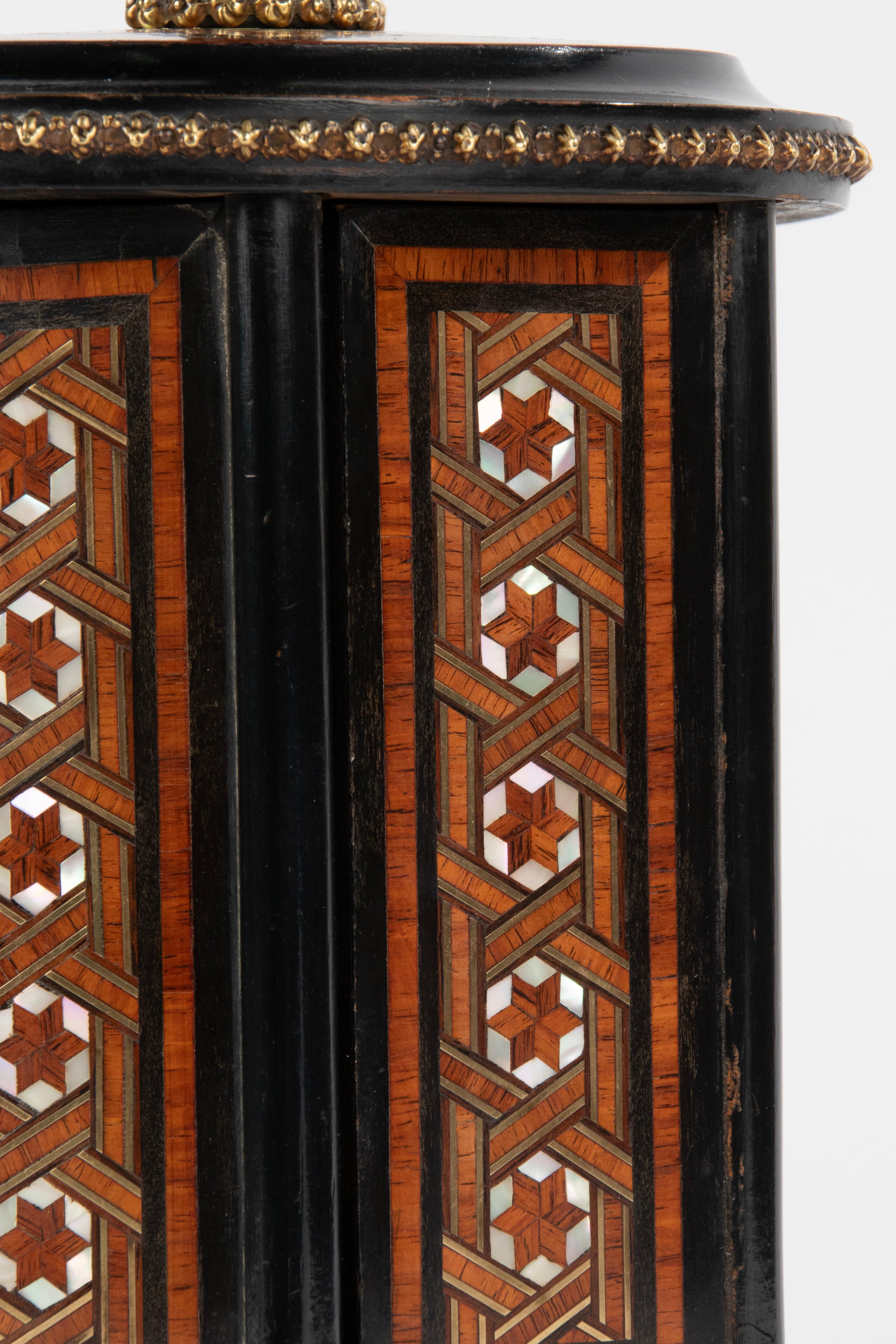 19th Century Wood Inlaid Cigar Carrousel - Napoleon III  For Sale 2