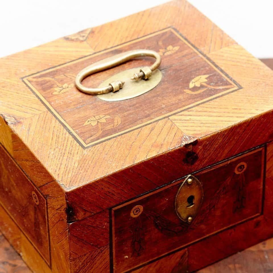 Scatola italiana in legno del XIX secolo.