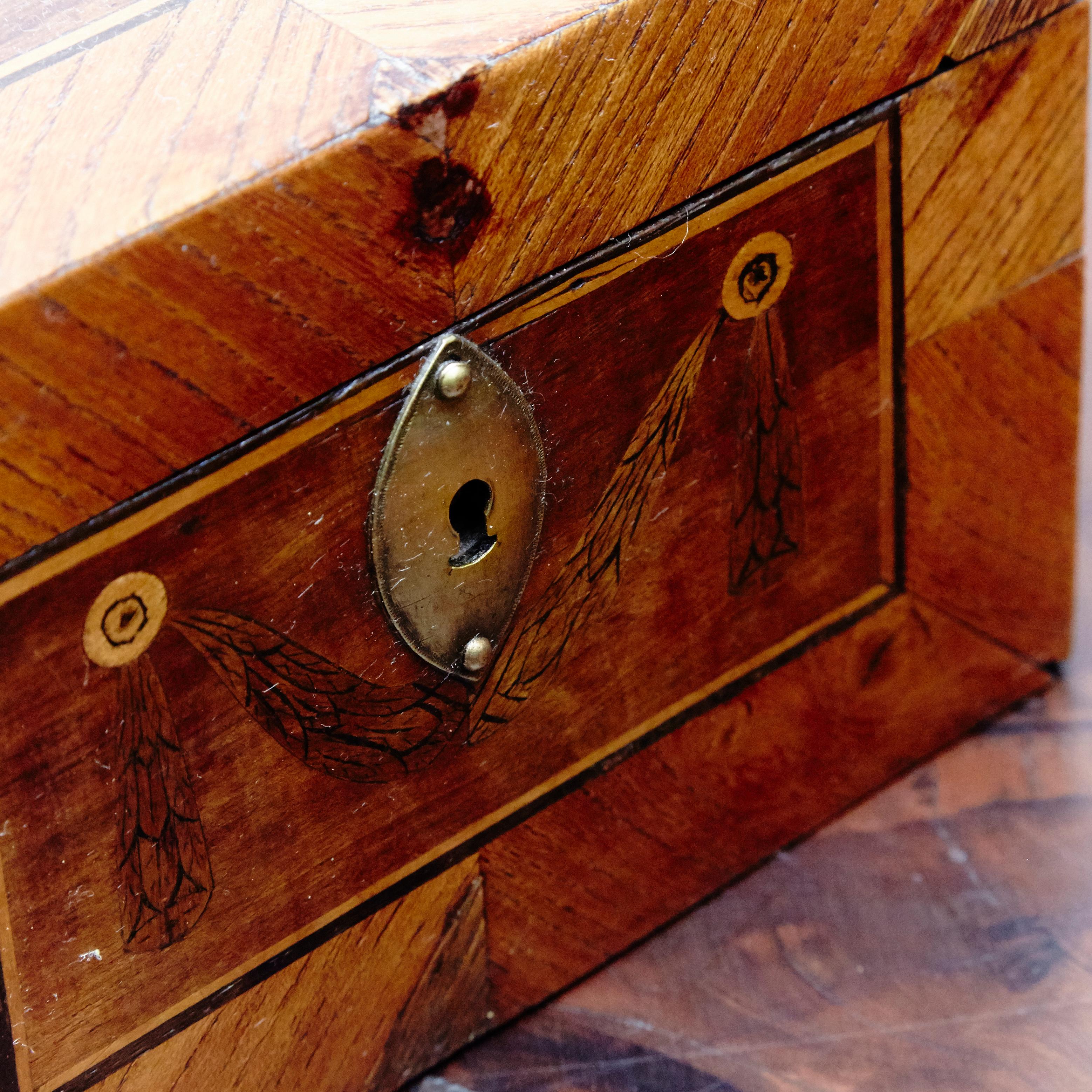 19th Century Wood Italian Box In Good Condition In Barcelona, Barcelona