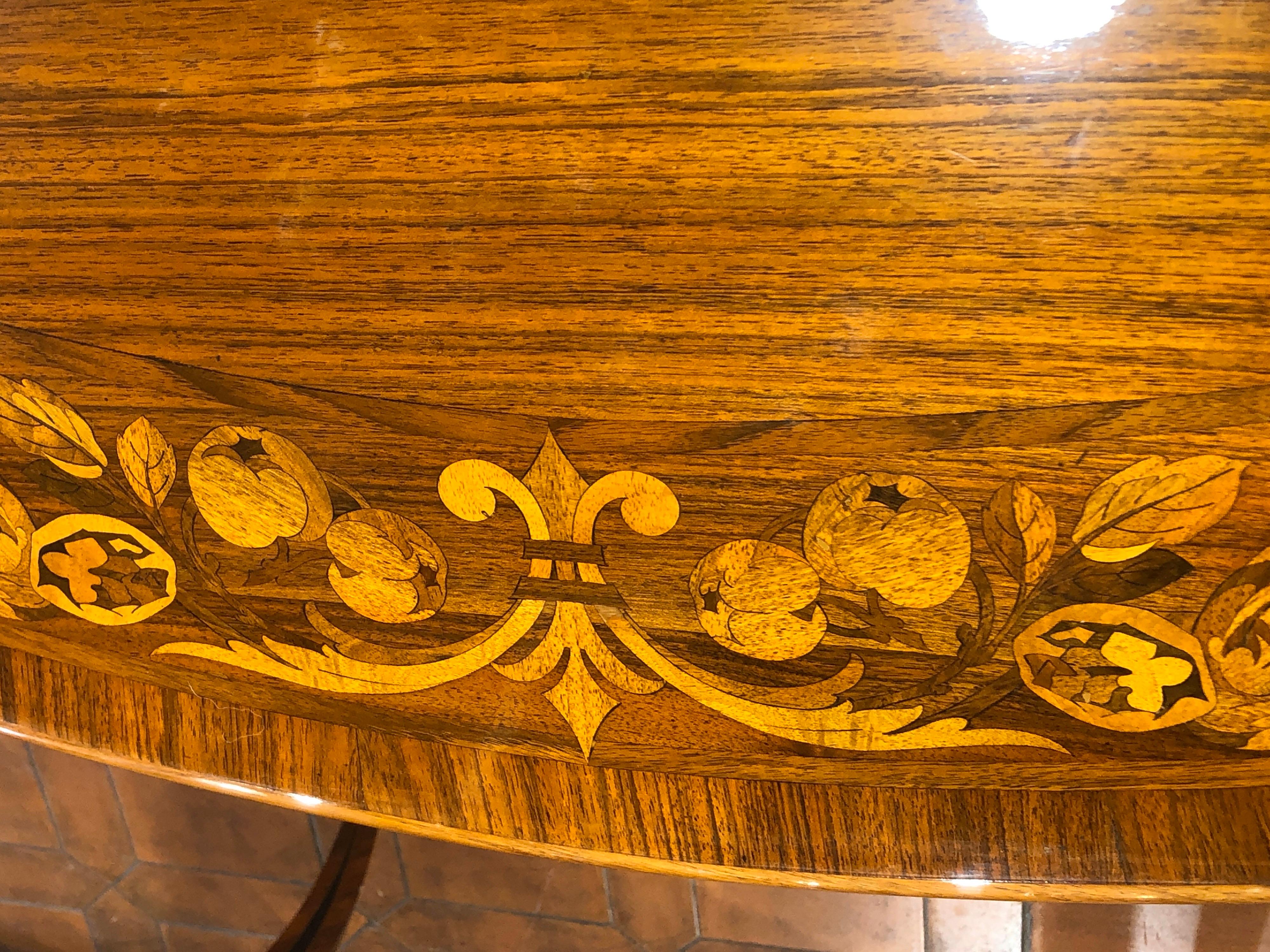 Tavolo intarsiato in legno di Wood Louis Philippe del XIX secolo, 1840 In condizioni buone a Roma, RM