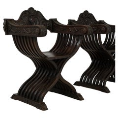 Paire de chaises pliantes en bois sculpté « Savonarola » du XIXe siècle