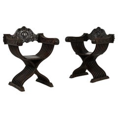 Paire de chaises pliantes en bois sculpté « Savonarola » du XIXe siècle