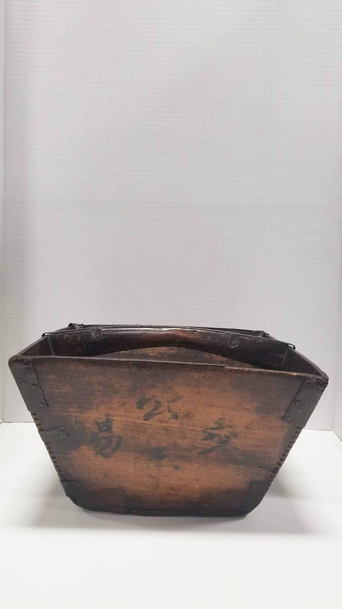 Originaire de la province de Shanxi en Chine, cette étonnante boîte à riz est un véritable chef-d'œuvre fabriqué avec précision à partir de bois d'orme et de bois chinois traditionnel. A partir des années 1850 et 1880. Ce récipient est l'emblème