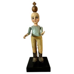 Santos de madera del siglo XIX de un niño/niña con ojos de cristal y brazos articulados.