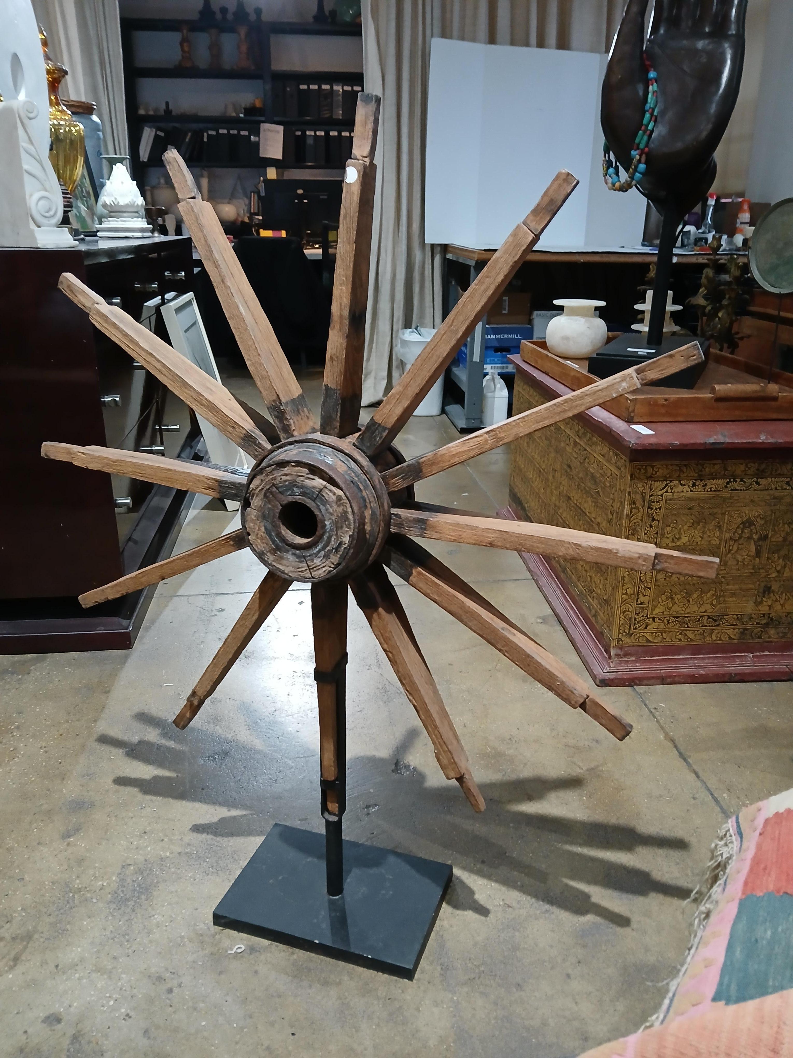 19th Century Wood Wagon Wheel on Stand in vendita 2
