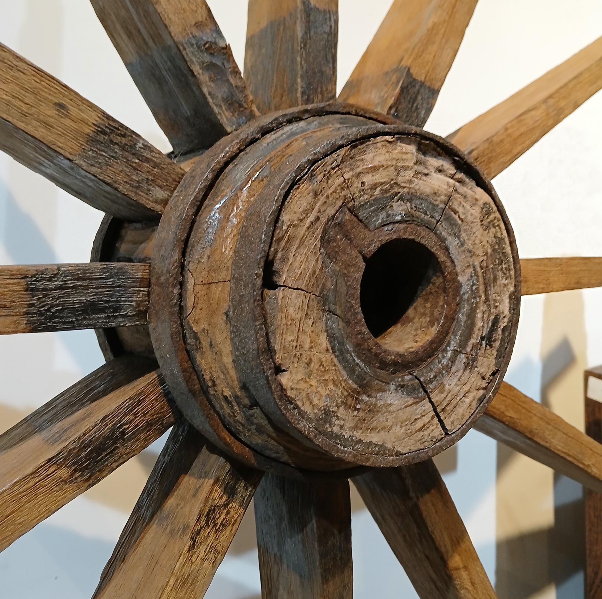 19th Century Wood Wagon Wheel on Stand in vendita 3
