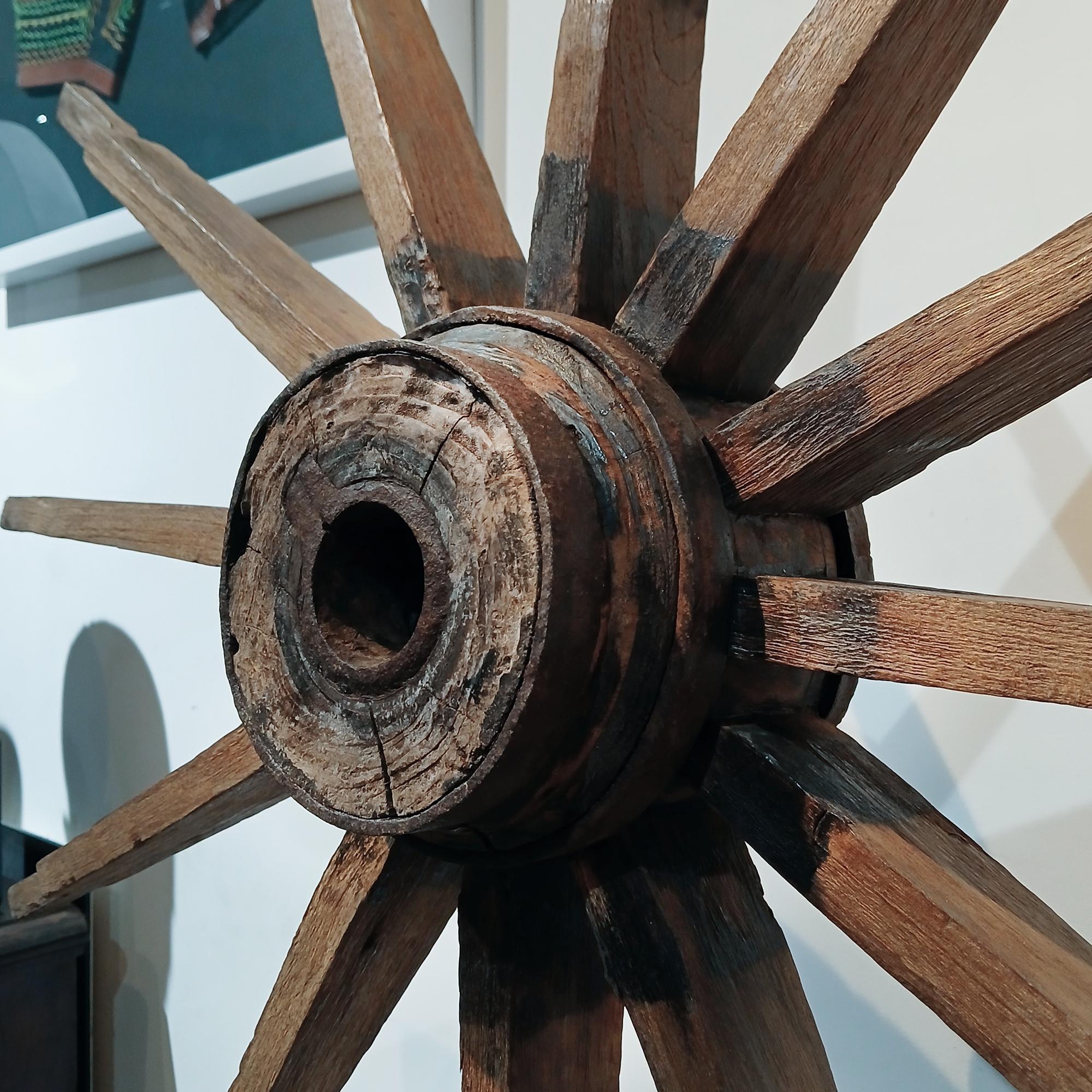 19th Century Wood Wagon Wheel on Stand in vendita 4