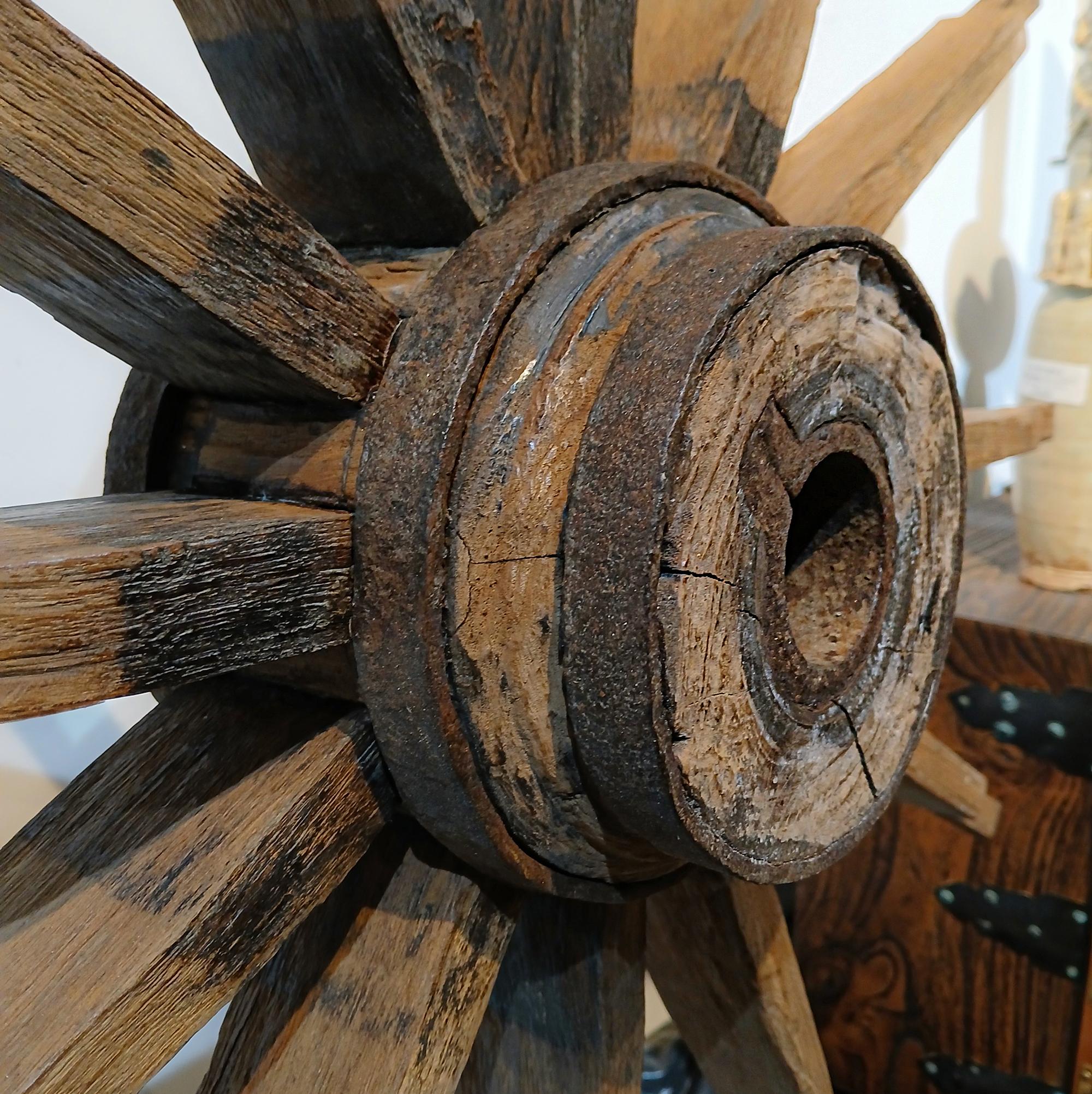 19th Century Wood Wagon Wheel on Stand in vendita 5
