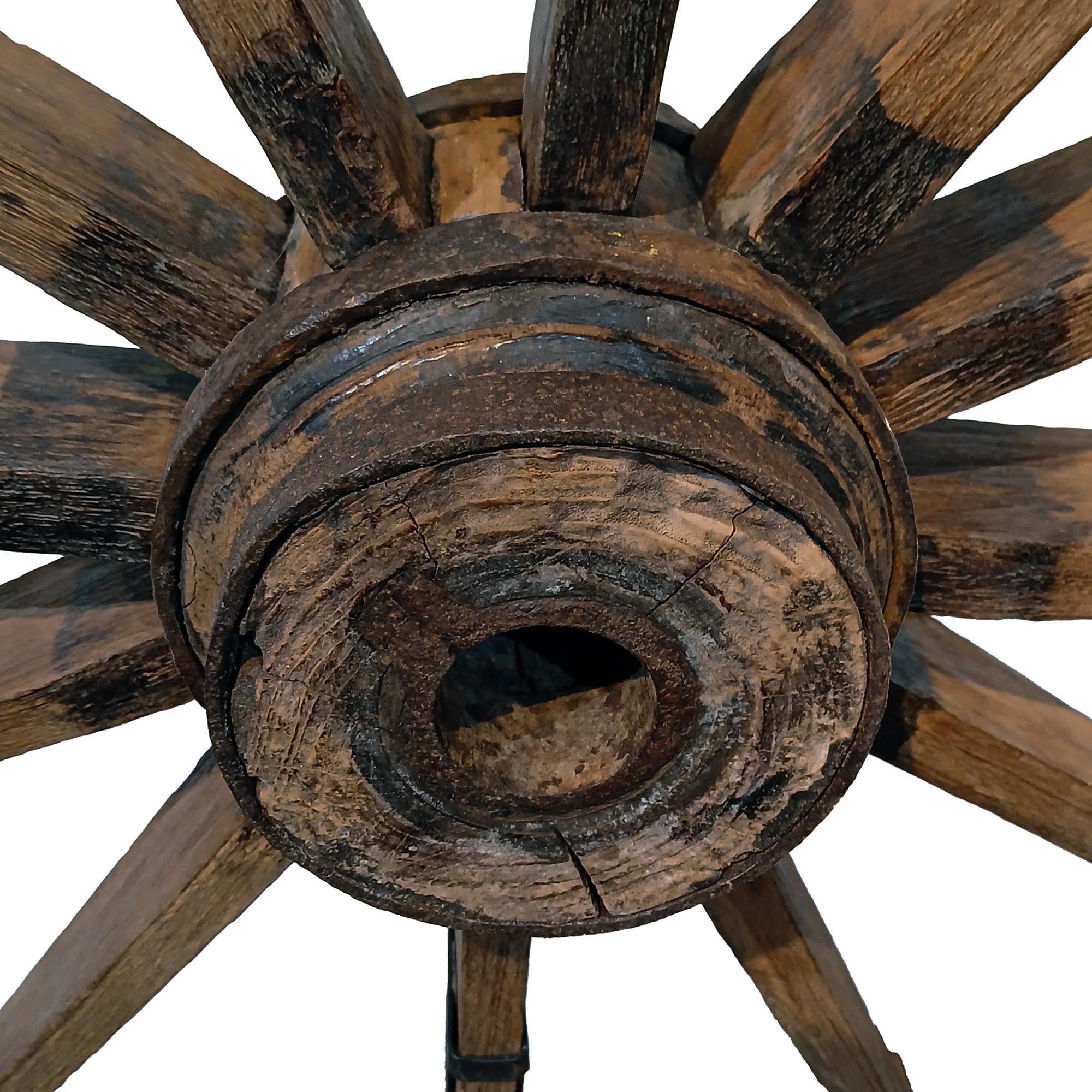 19th Century Wood Wagon Wheel on Stand in vendita 6