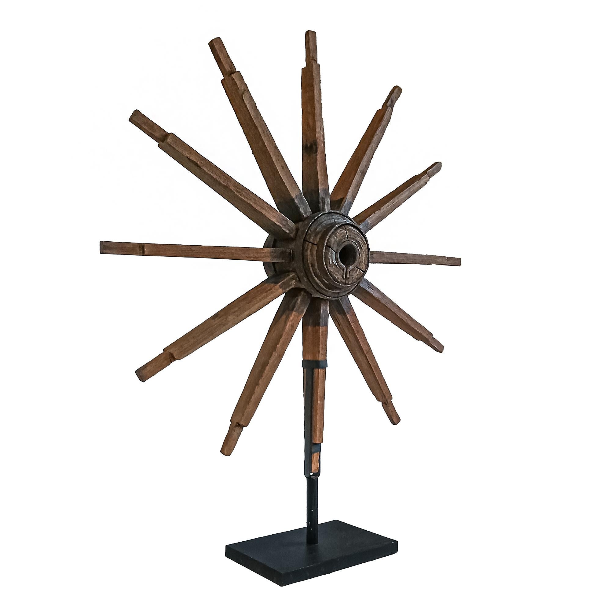 Una ruota di carro in legno su cavalletto. Indonesia, fine del XIX secolo.

Recuperato da un vecchio veicolo, è stato conservato intatto, ad eccezione del bordo esterno. Il centro è rinforzato con ferro battuto.  Sono presenti piccole perdite di