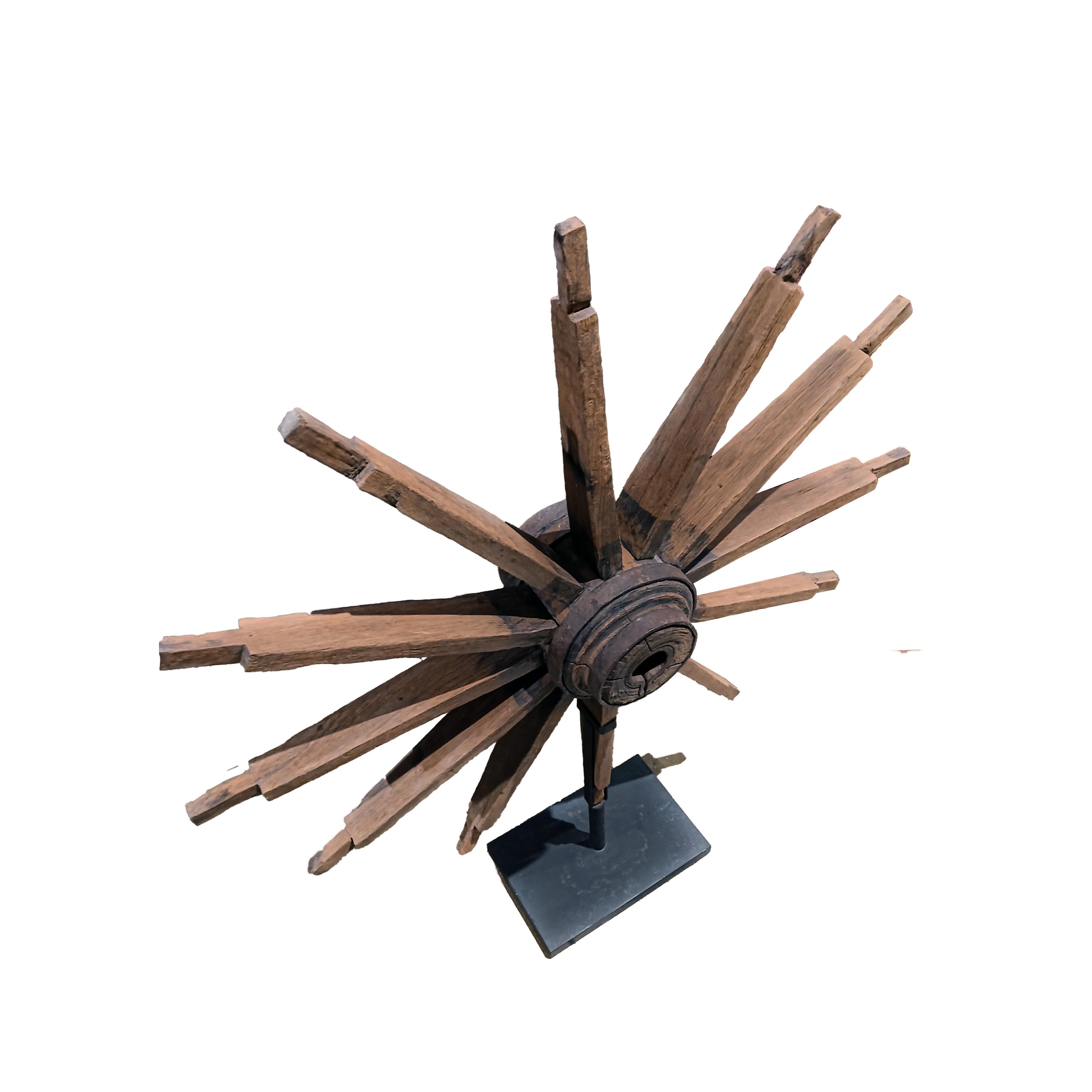 Ferro battuto 19th Century Wood Wagon Wheel on Stand in vendita