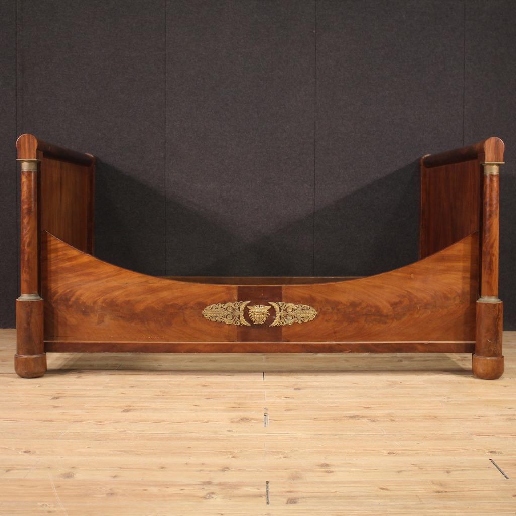 Antique French bed from the first half of the 19th century. Empire furniture with full column carved and veneered in mahogany and oak of excellent quality. Single and a half bed that can accommodate an internal structure (not included in the offer)