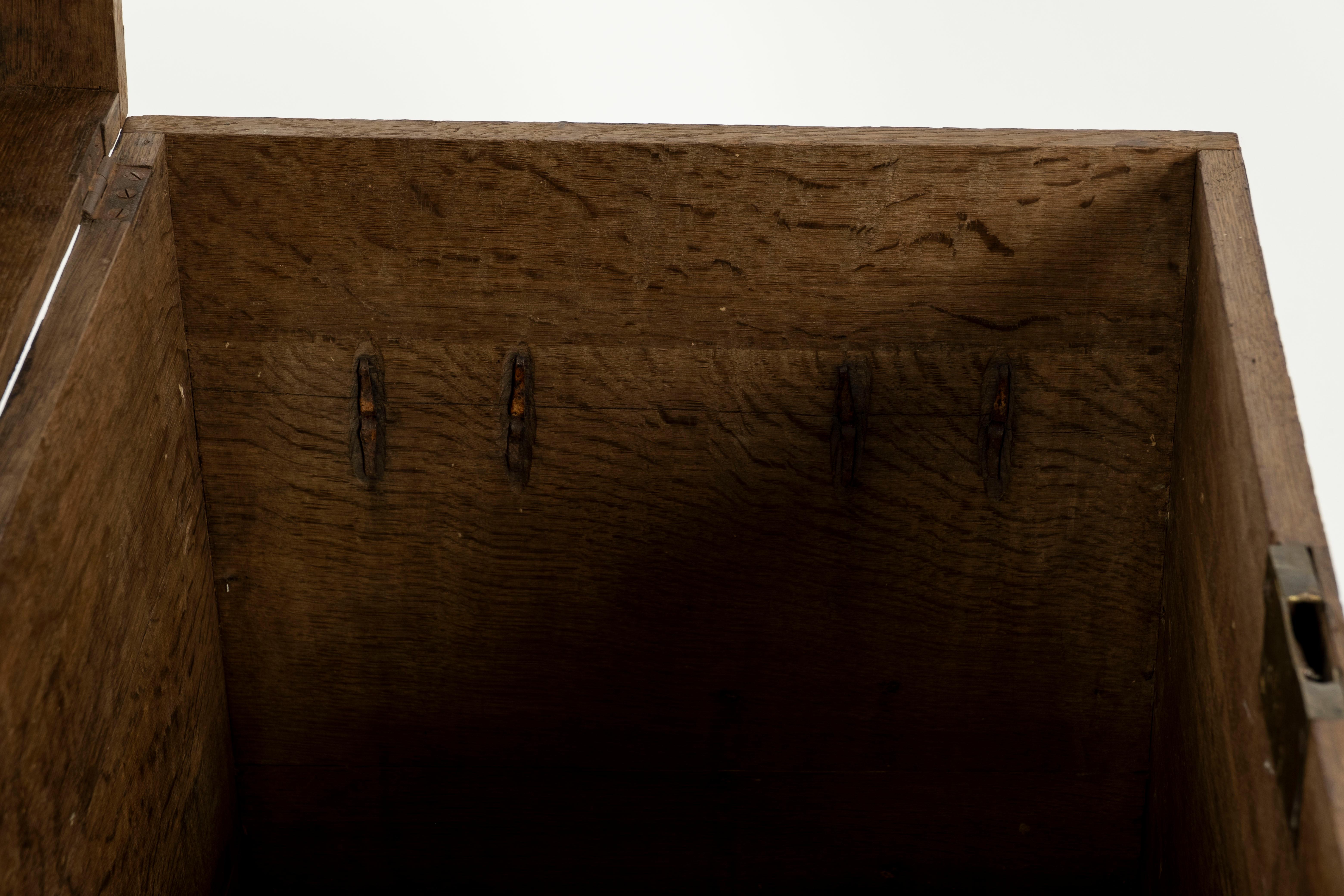 Coffre en bois et en fer du 19ème siècle en vente 7