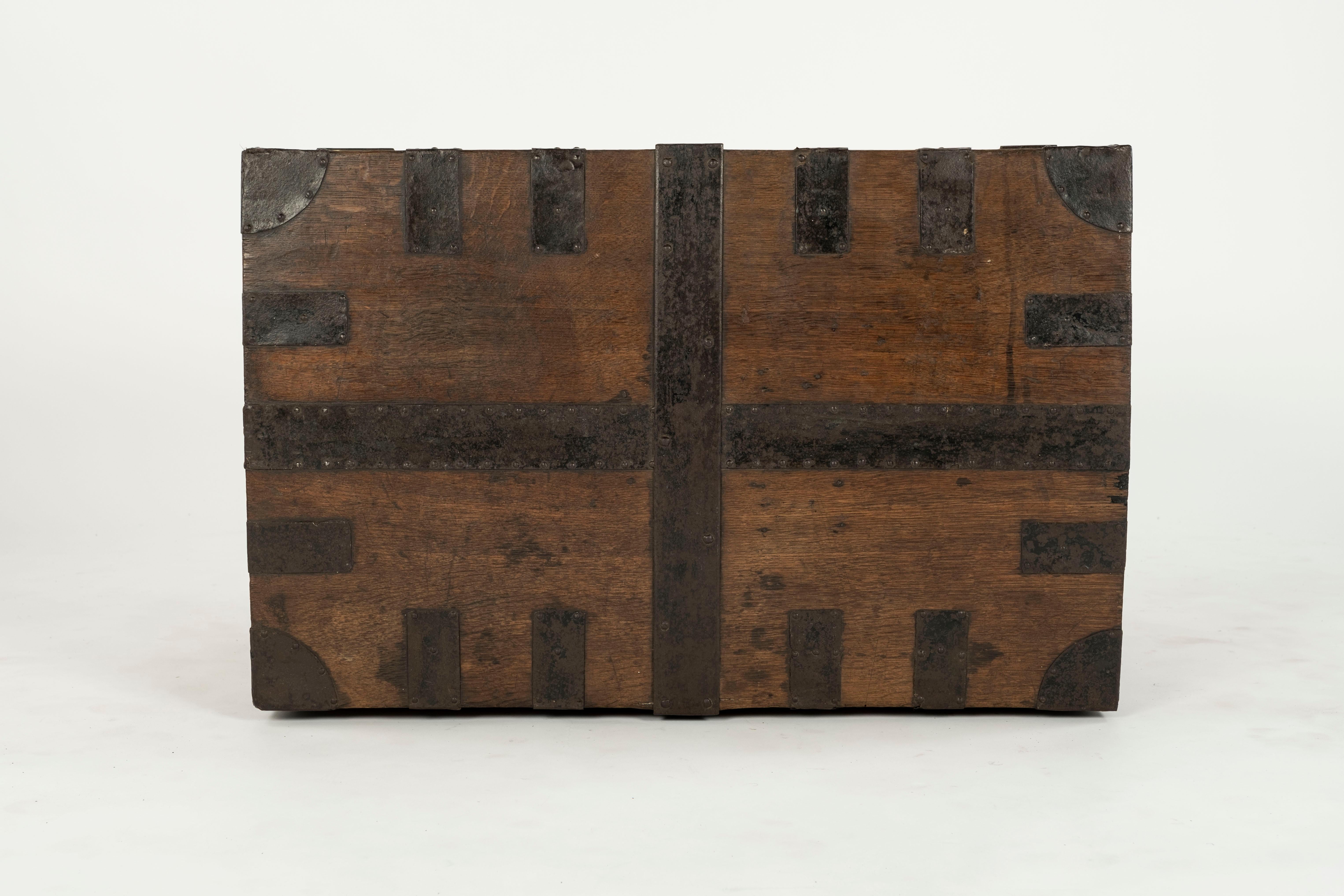 Coffre en bois et en fer du 19ème siècle en vente 11