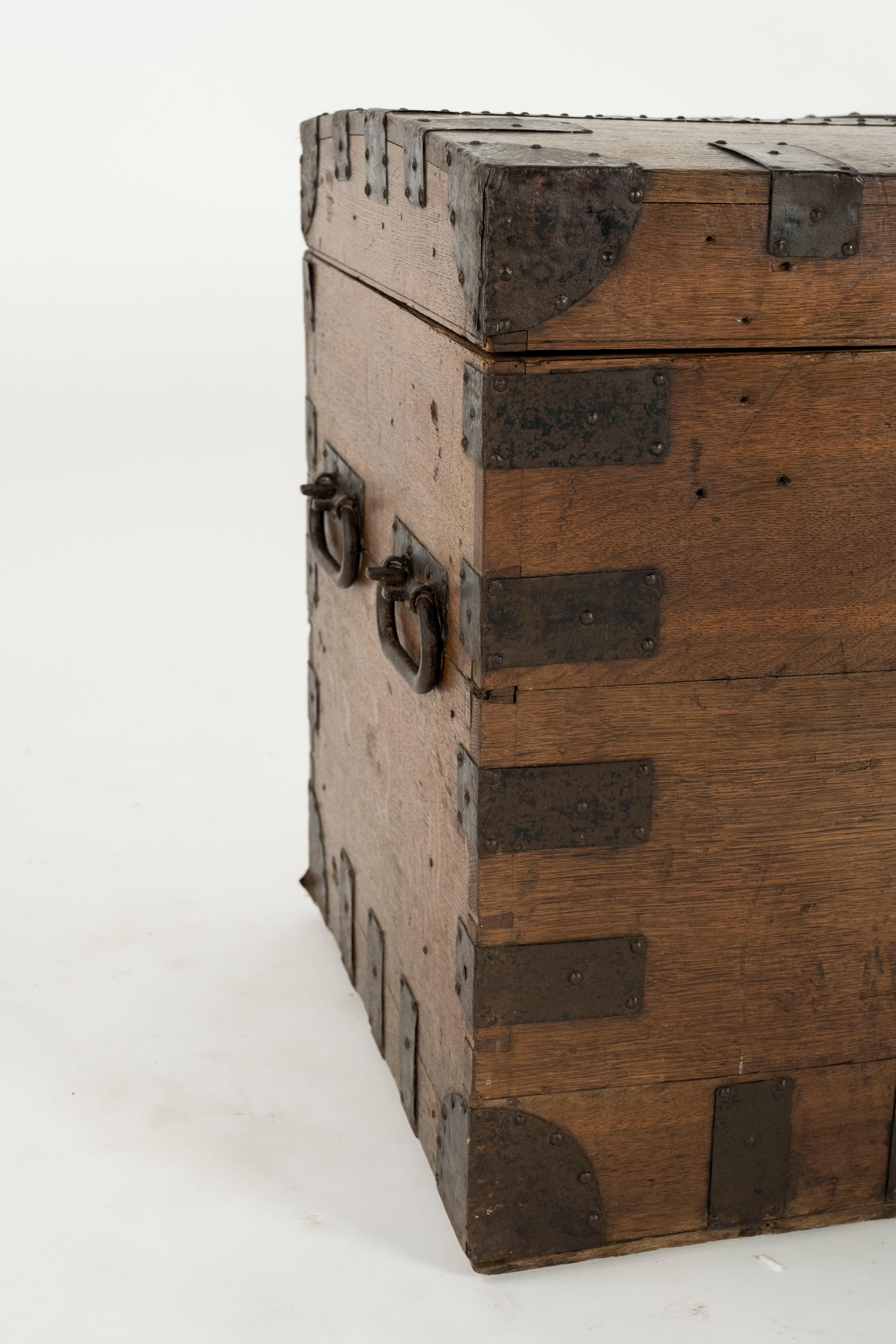 Fer Coffre en bois et en fer du 19ème siècle en vente
