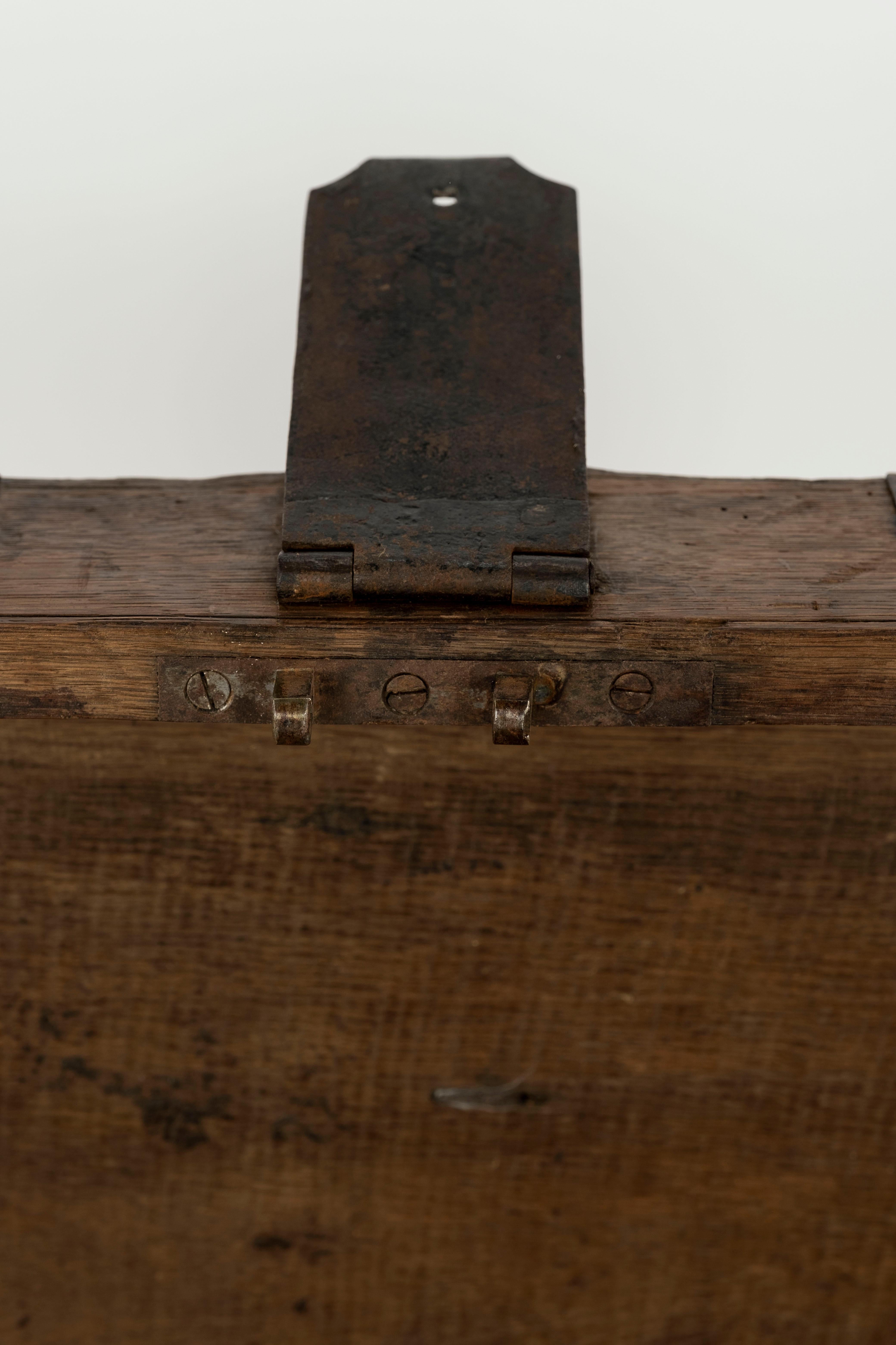 Coffre en bois et en fer du 19ème siècle en vente 1