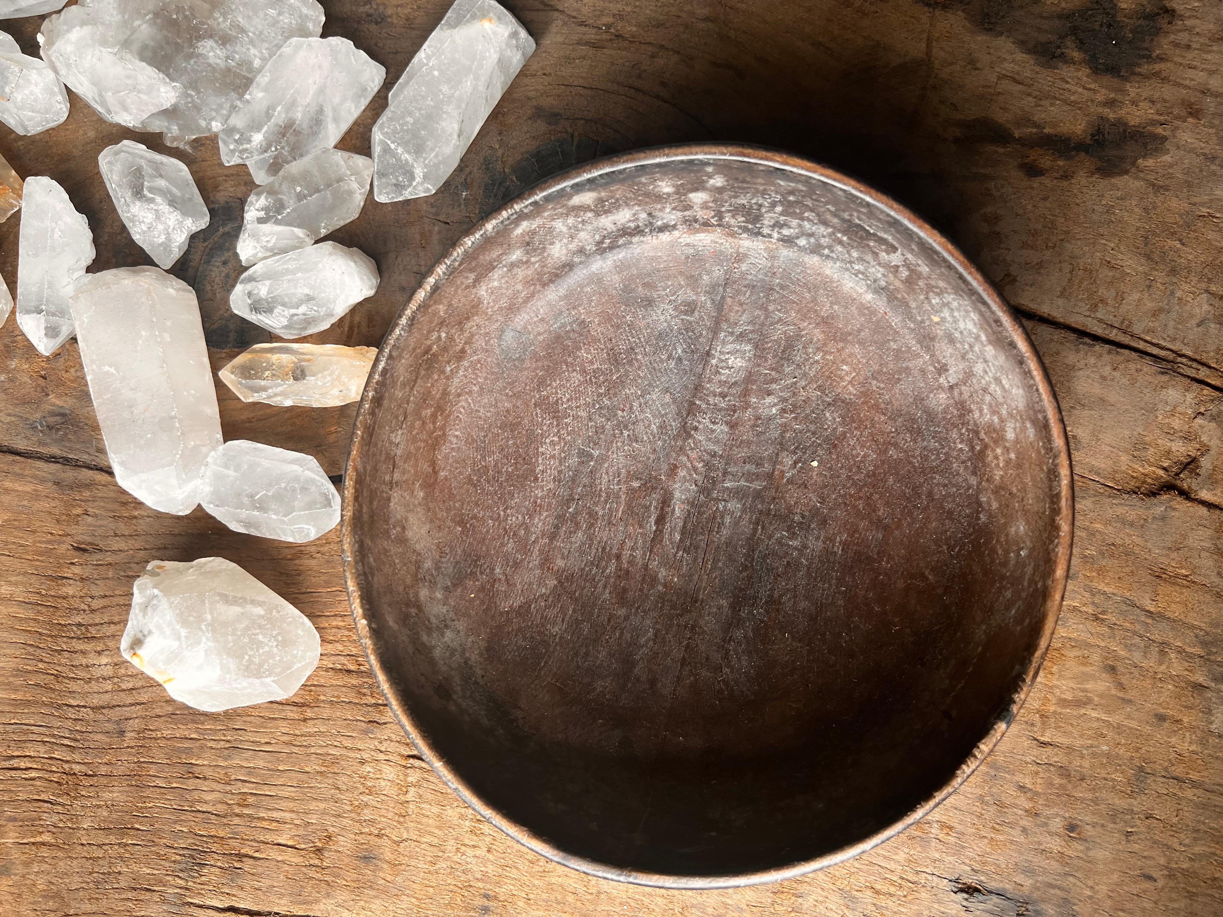 19TH Century Wooden Bowl (NETHERLANDS) with Rock Crystals  In Good Condition For Sale In Chicago, IL