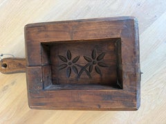 Hölzerne Butterform aus dem 19. Jahrhundert mit geschnitztem floralem Interieur
