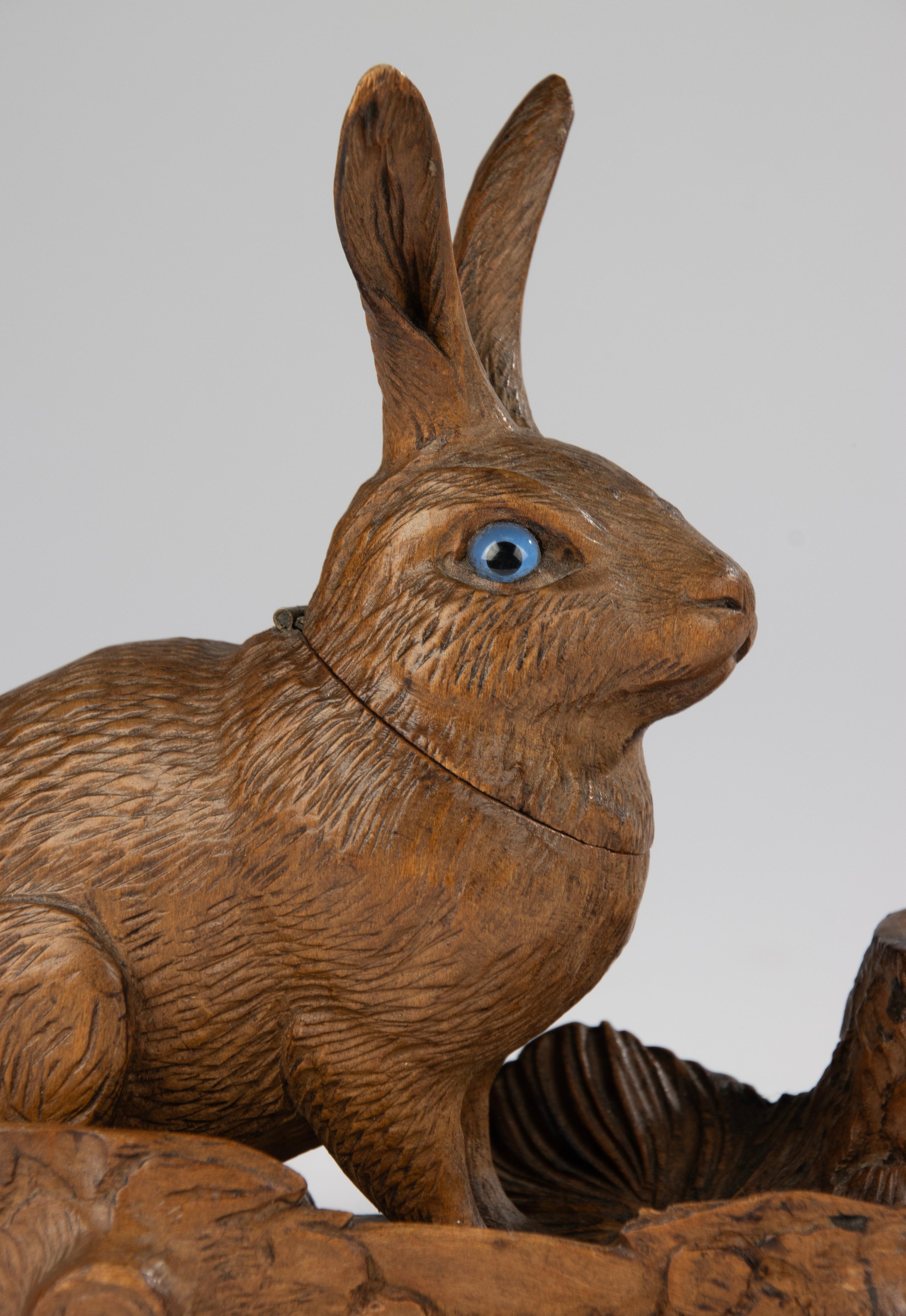 A cute wooden sculpture of a rabbit, Black Forest art.
It is an inkwell, but above all it is a beautiful piece of craftsmanship from the end of the 19th century.
The rabbit is beautifully sculpted, with a beautiful anatomy and very finely detailed.