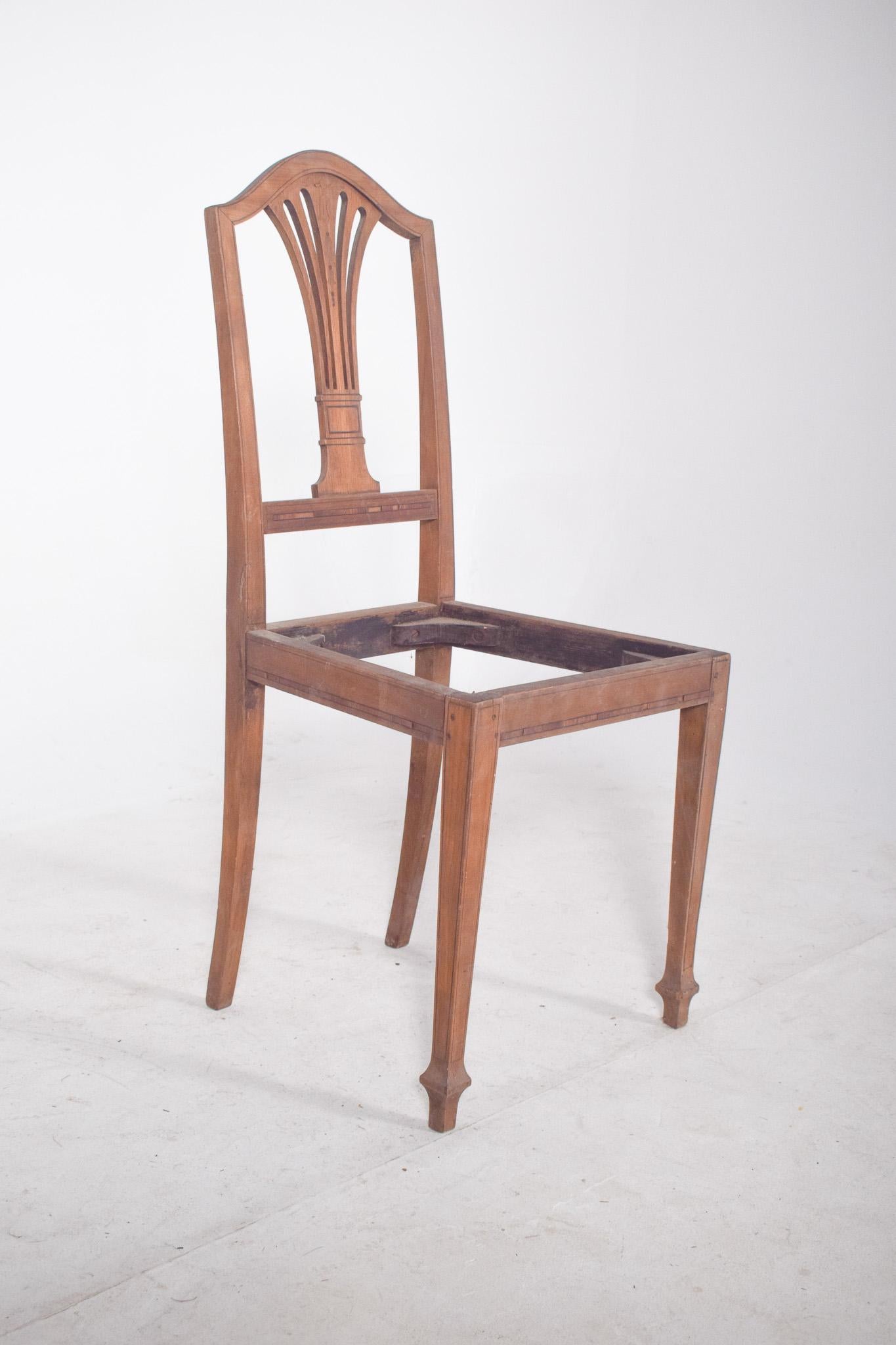 19th Century Wooden Chair with Marquetry In Distressed Condition For Sale In Lisboa, Lisboa