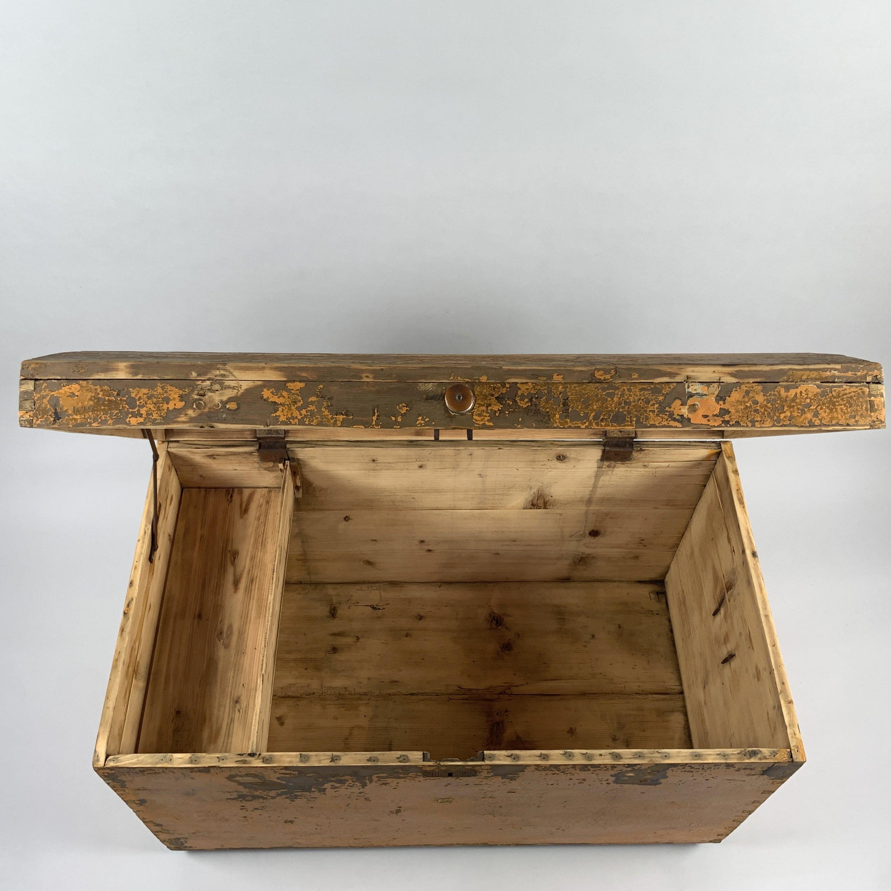 Holztruhe oder Bodentruhe aus dem 19. Jahrhundert, Originalfarbe im Angebot 1
