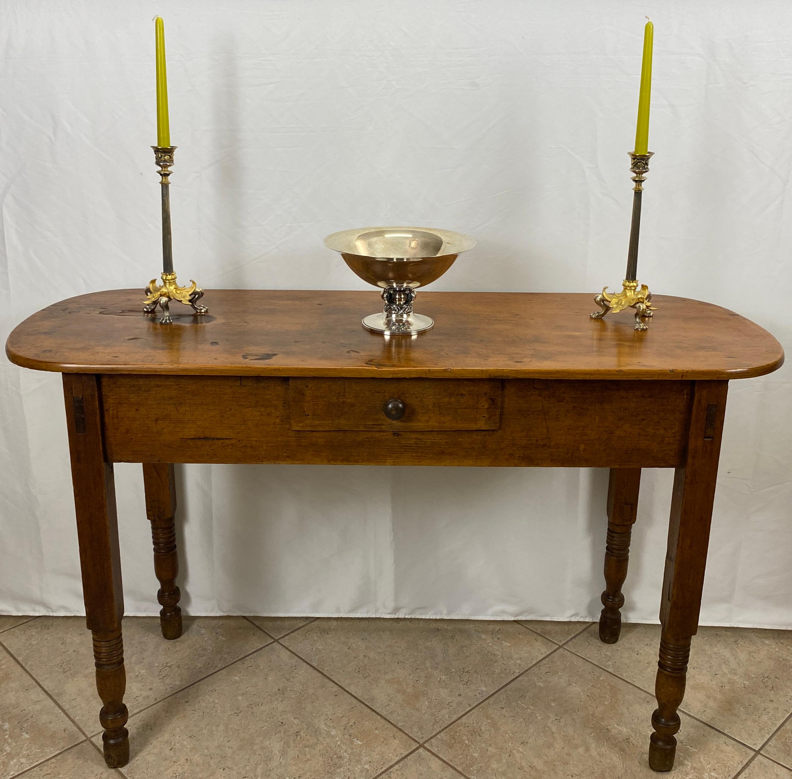 Ein seltener frühamerikanischer Konsolentisch mit reicher dunkelbrauner Patina.

Handgefertigt im frühen 19. Jahrhundert, früher amerikanischer Country-Südstaaten-Stil, primitive Massivholzkonstruktion. Diese schöne Early American Konsole Tisch hat