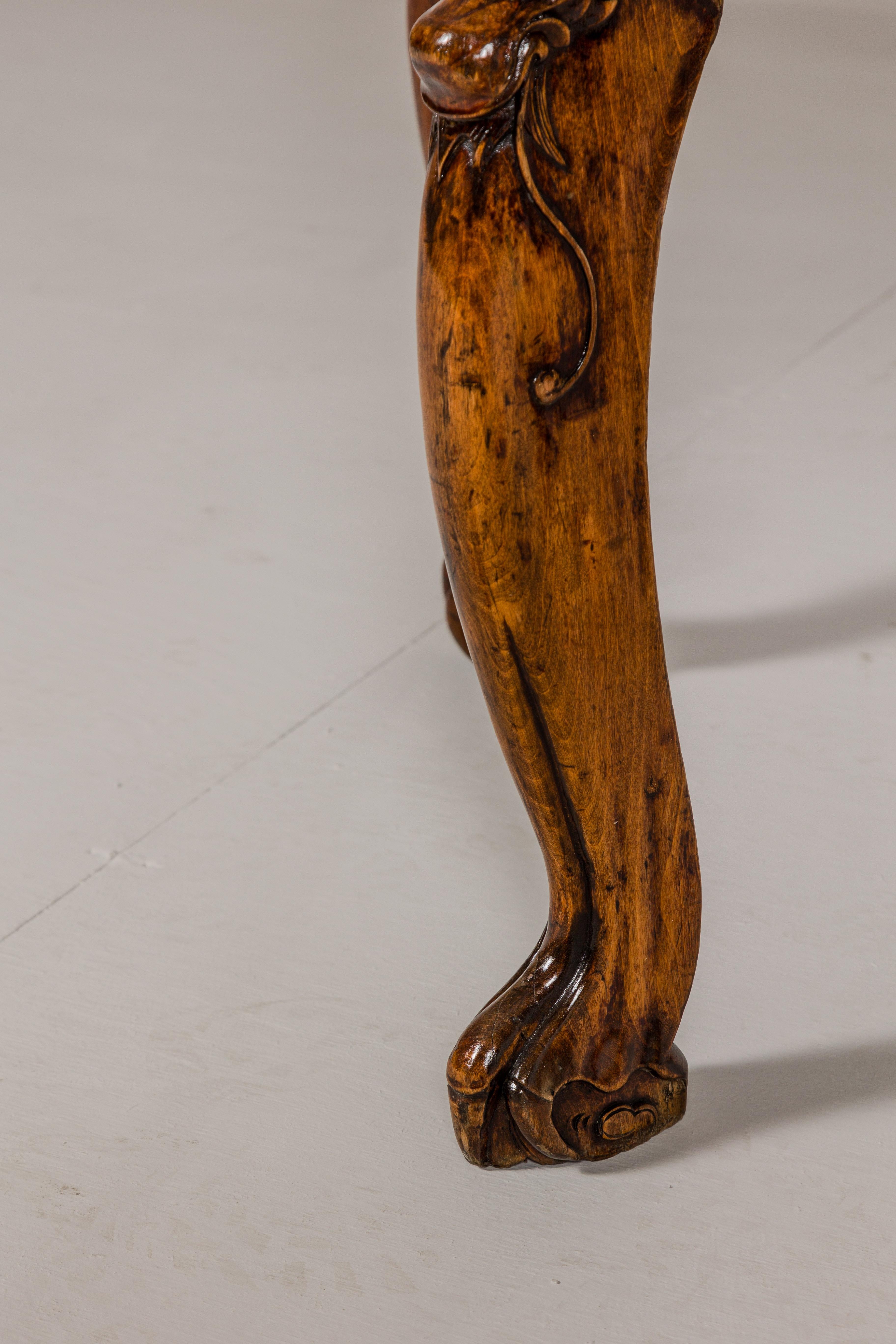 Holz-Demilune-Tisch aus dem 19. Jahrhundert mit geschnitzten mythischen Kreationen im Angebot 4
