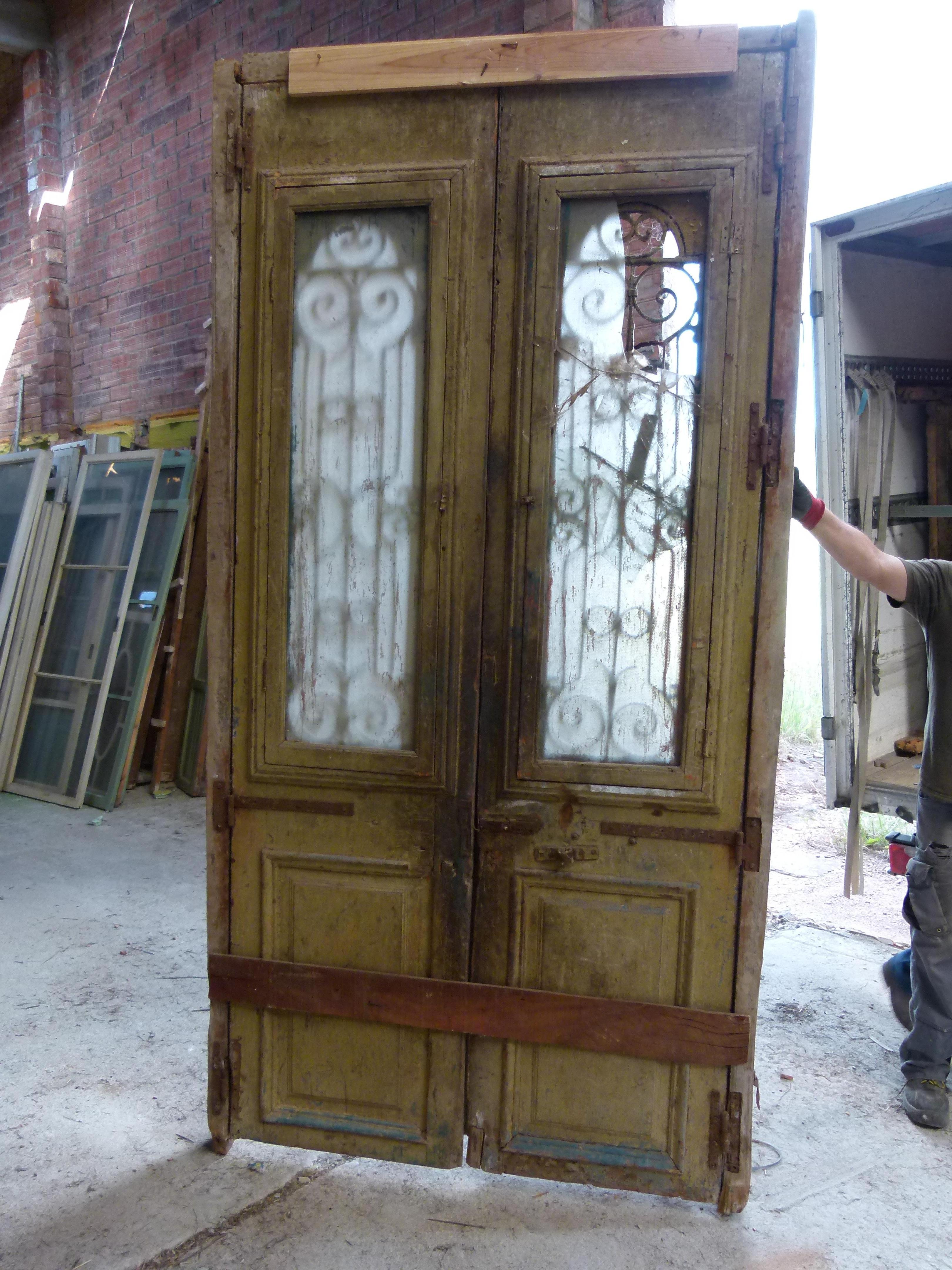 19th century wooden double front door with patina in Art Nouveau style.
Carved wood and cast iron typical from this period.
The original patina of the door and its style will give the charm that your building or house needs.