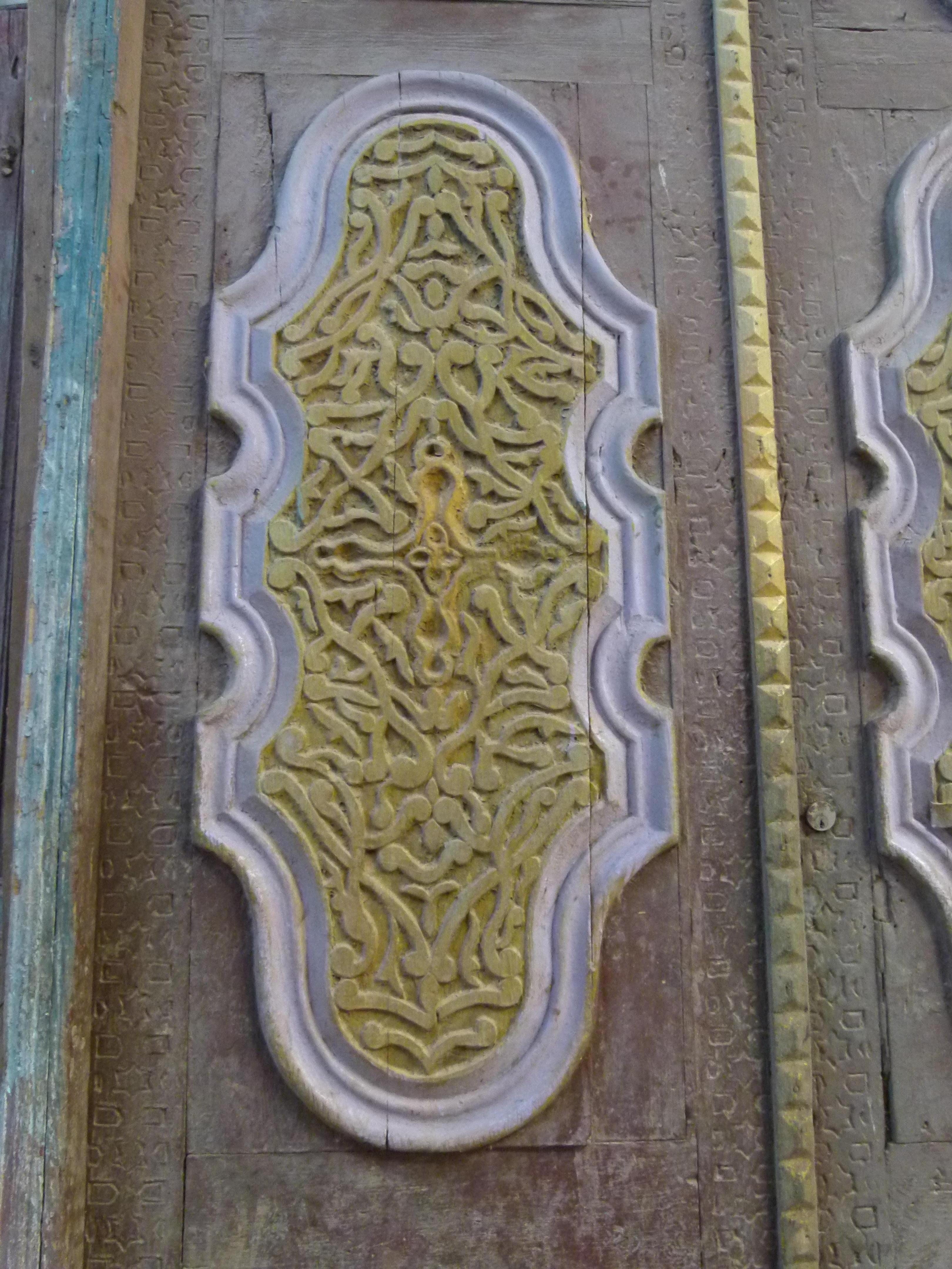 Wooden Double Front Door in Art Nouveau Style In Distressed Condition For Sale In Vulpellac, Girona