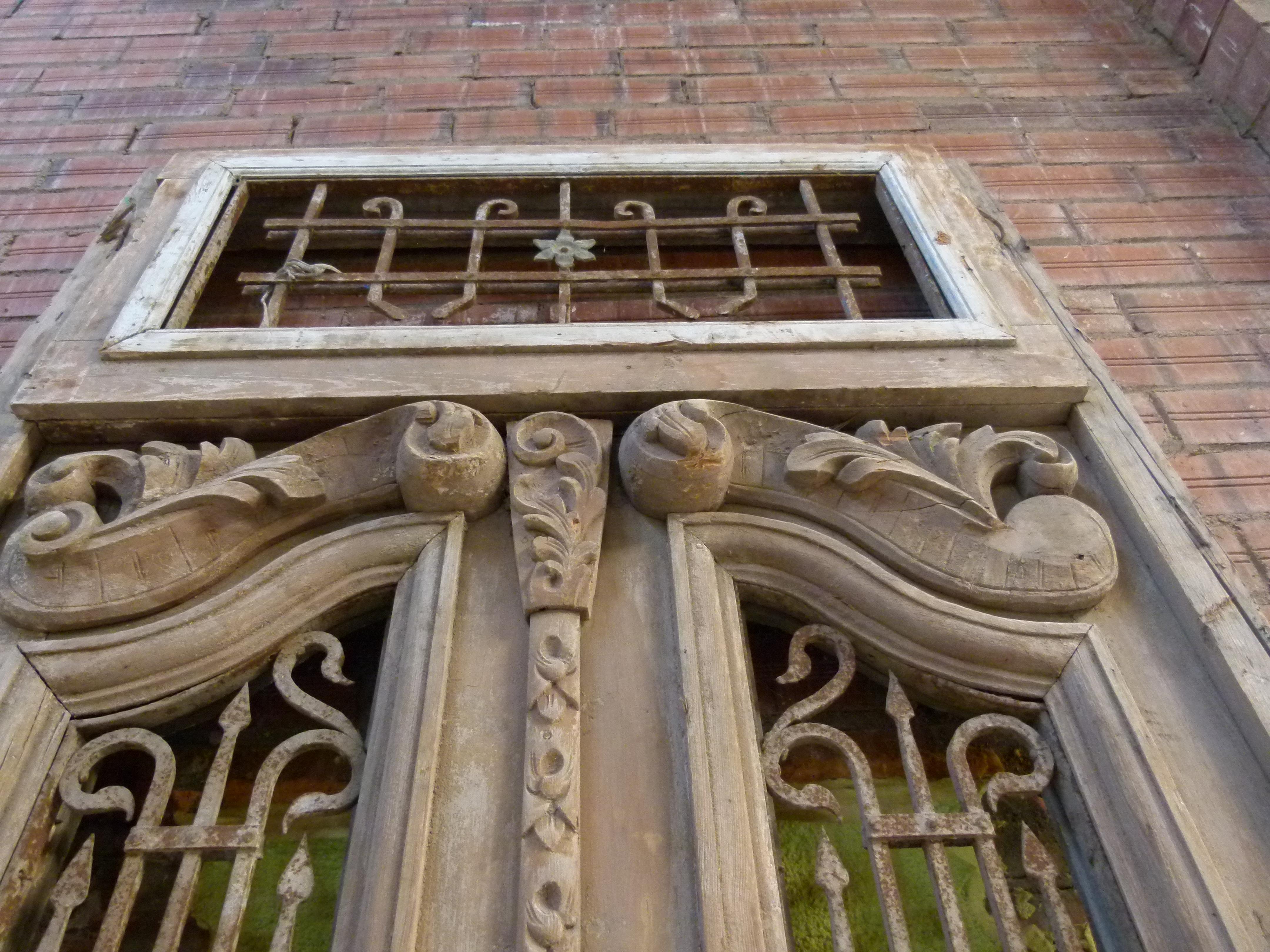 19th Century Wooden Double Front Door in Art Nouveau Style In Distressed Condition For Sale In Vulpellac, Girona