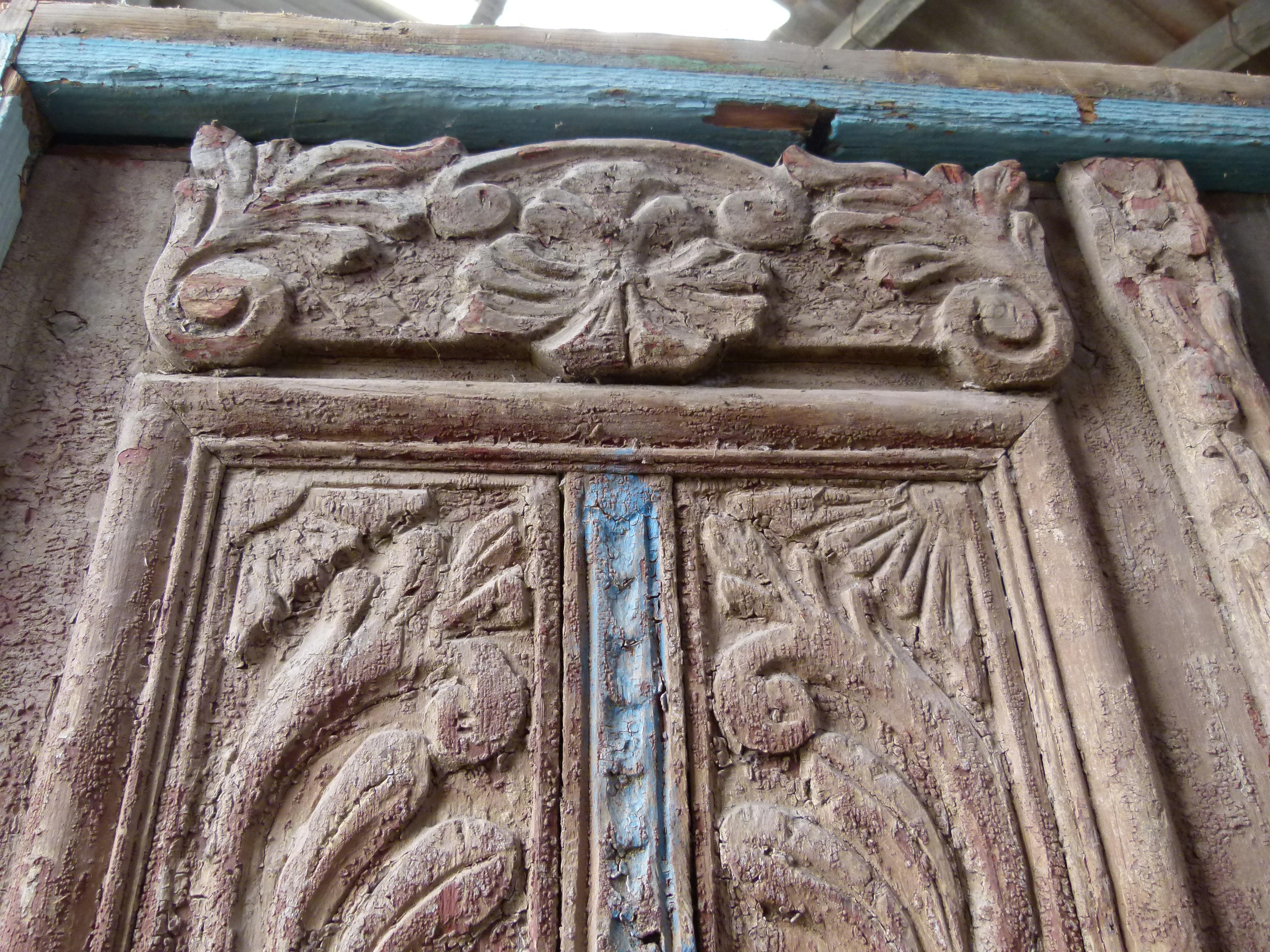 19th Century Wooden Double Front Door in Art Nouveau Style, Spain In Distressed Condition For Sale In Vulpellac, Girona