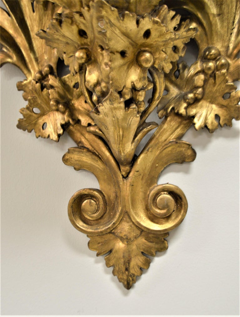 19th Century Wooden Gilded and Hand Carved Acanthus Leaves Wall Shelf