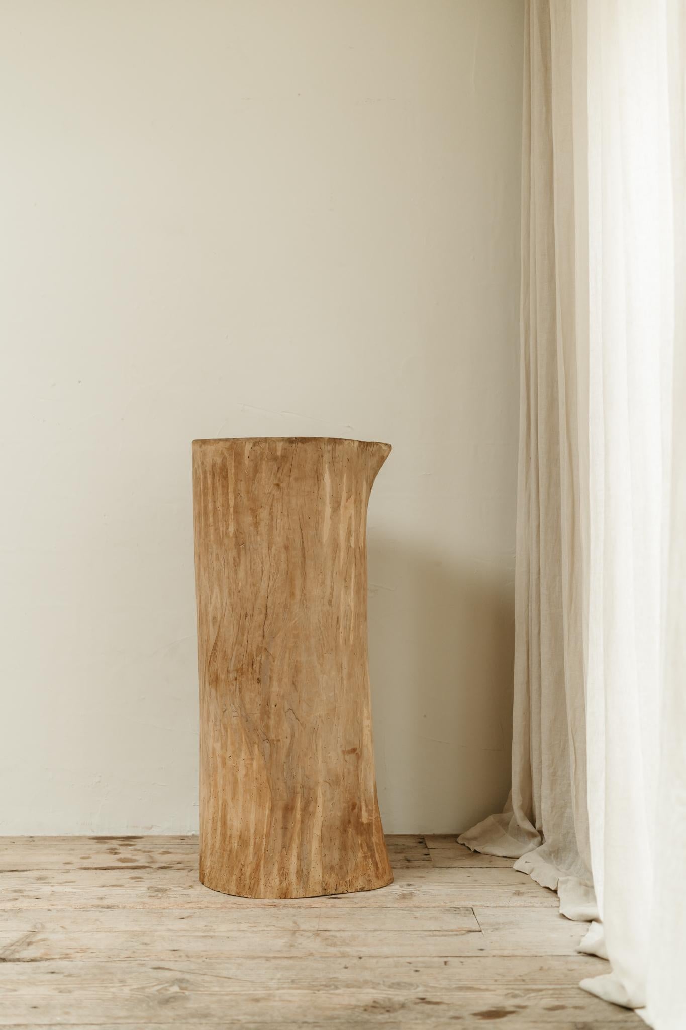bella patina usurata su questa misura di grano, che può essere utilizzata come fioriera o come scultura ... 
