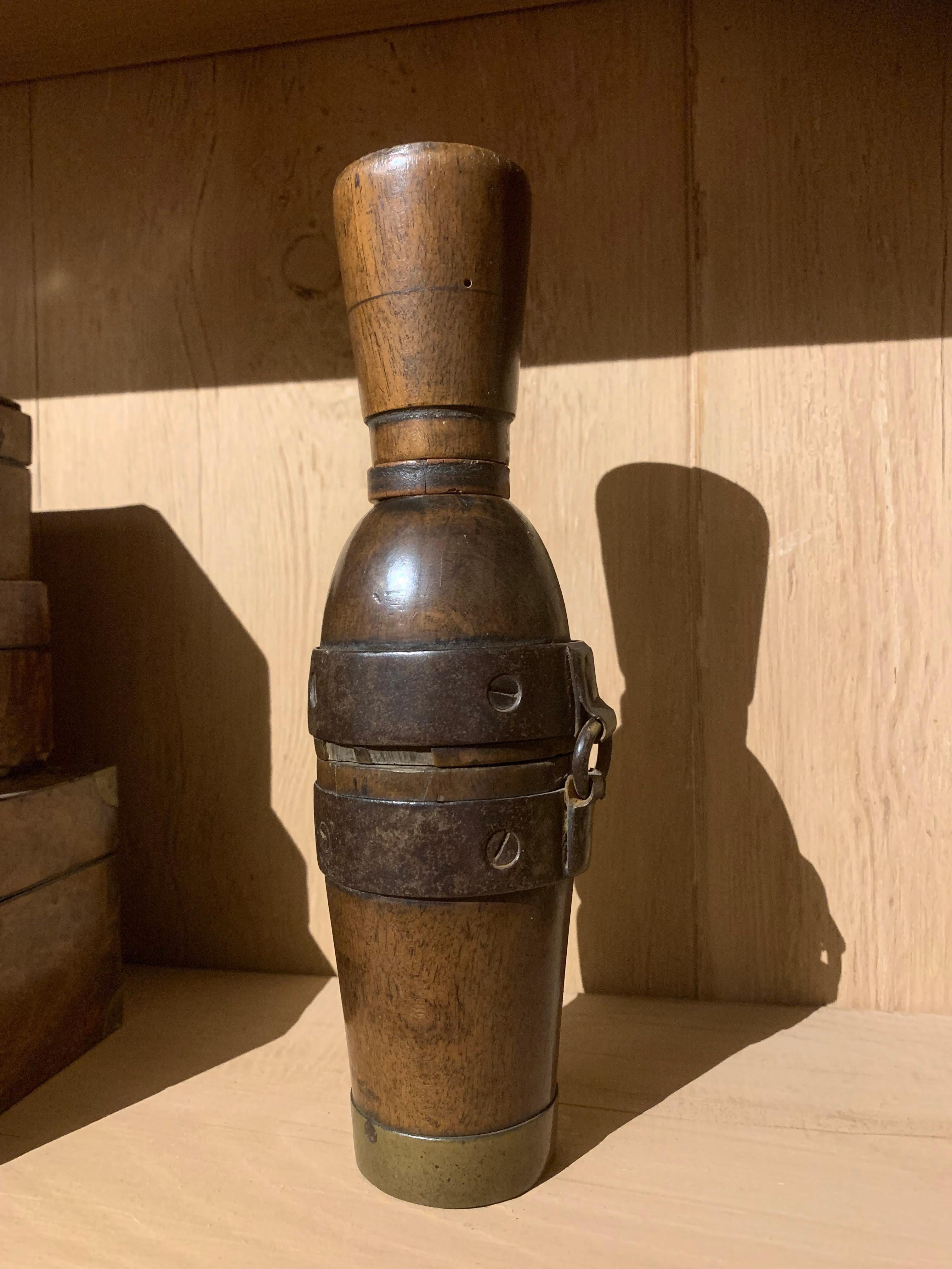 19th Century Wooden Grinder Vessel Treen In Good Condition For Sale In Vosselaar, BE
