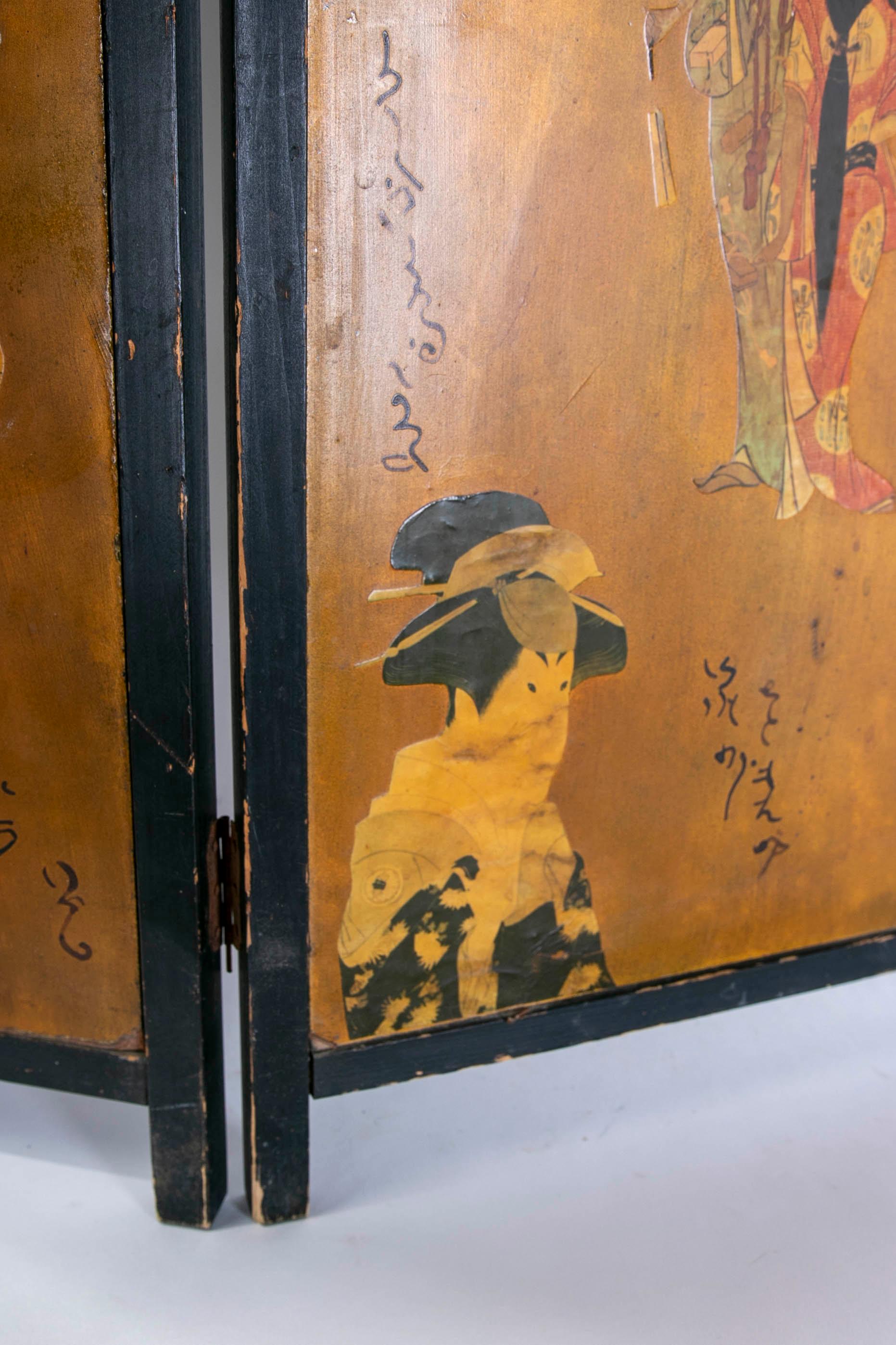 19th Century Wooden Oriental Divider with Hand Painted Paper Decorations For Sale 4