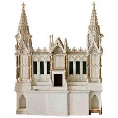 L'autel architectural gothique en bois peint du 19ème siècle