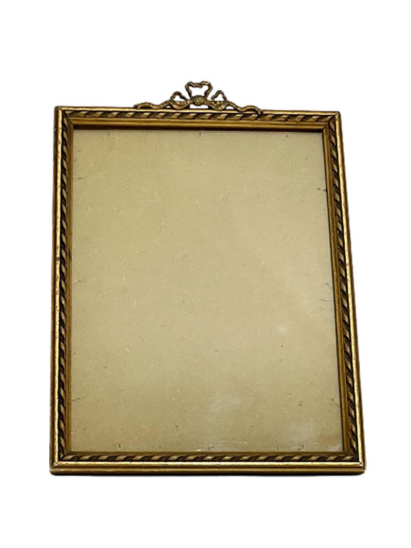 19th century wooden photo frame

A wooden photo frame with a bronze bow at the top. standing and hanging model

The measurements are 21 cm high, 16 cm wide and the depth is 13 cm
The weight is 318 gram.