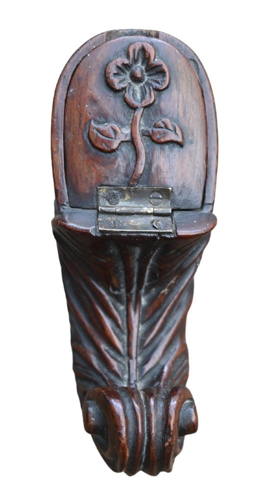 A beautifully carved wooden snuff box (treen) from the middle 19th century with a beautiful old patina in the shape of a shoe
Good condition as shown in the photos
Height 5.8 cm and 11.5 cm long