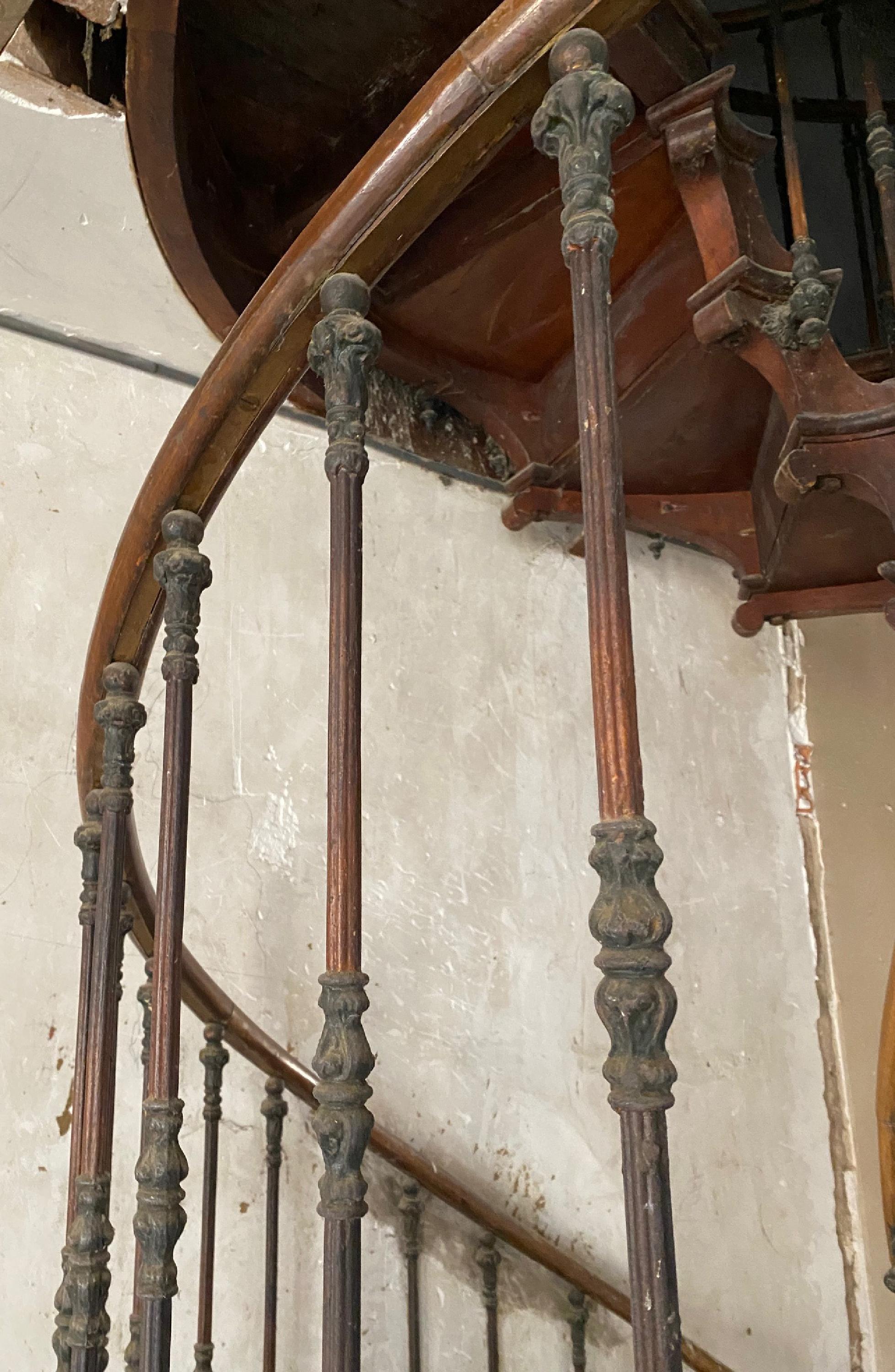 Iron 19th century wooden spiral staircase with hollow core For Sale