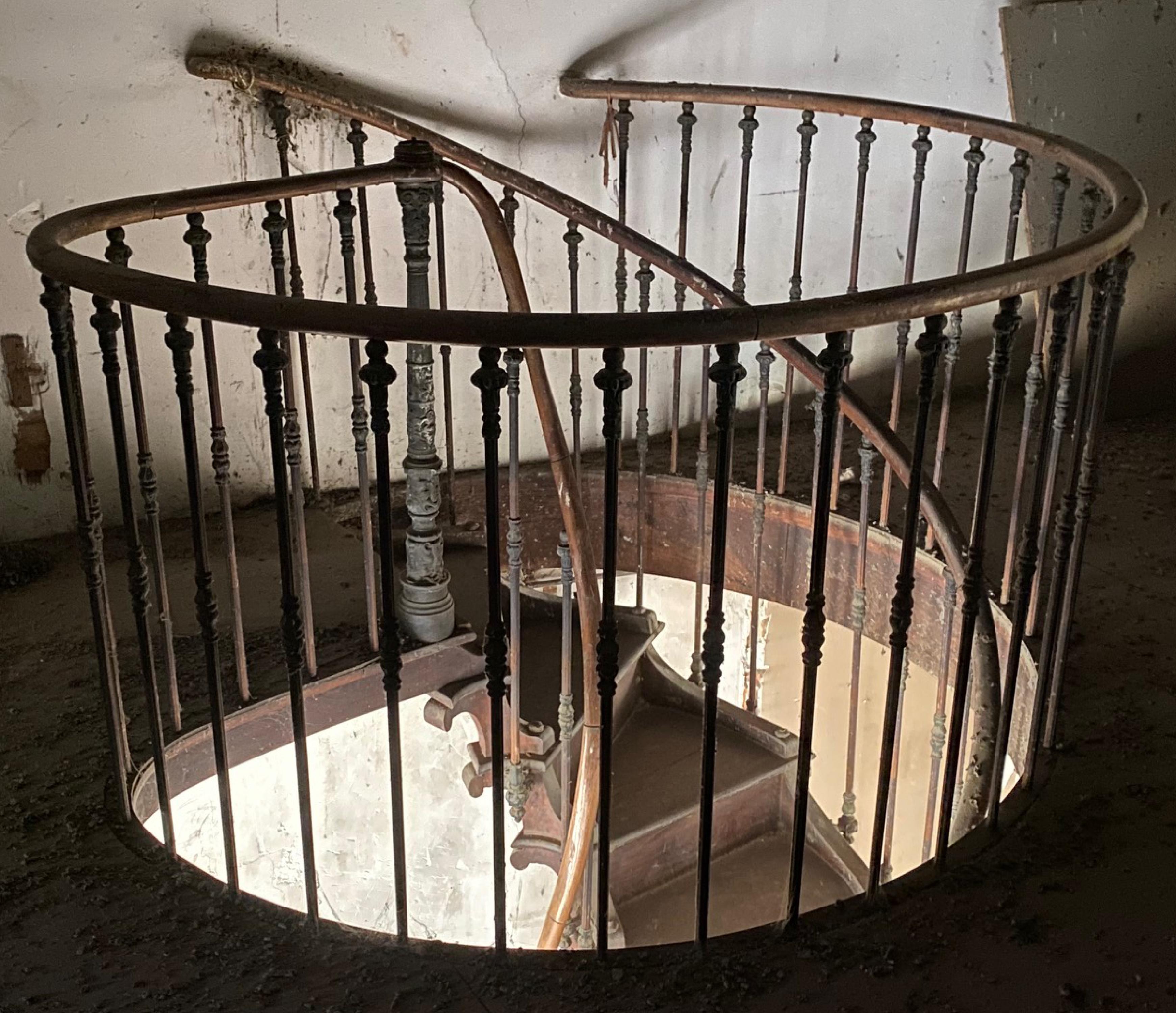 spiralförmige Holztreppe aus dem 19. Jahrhundert mit hohlem Kern (Französisch) im Angebot