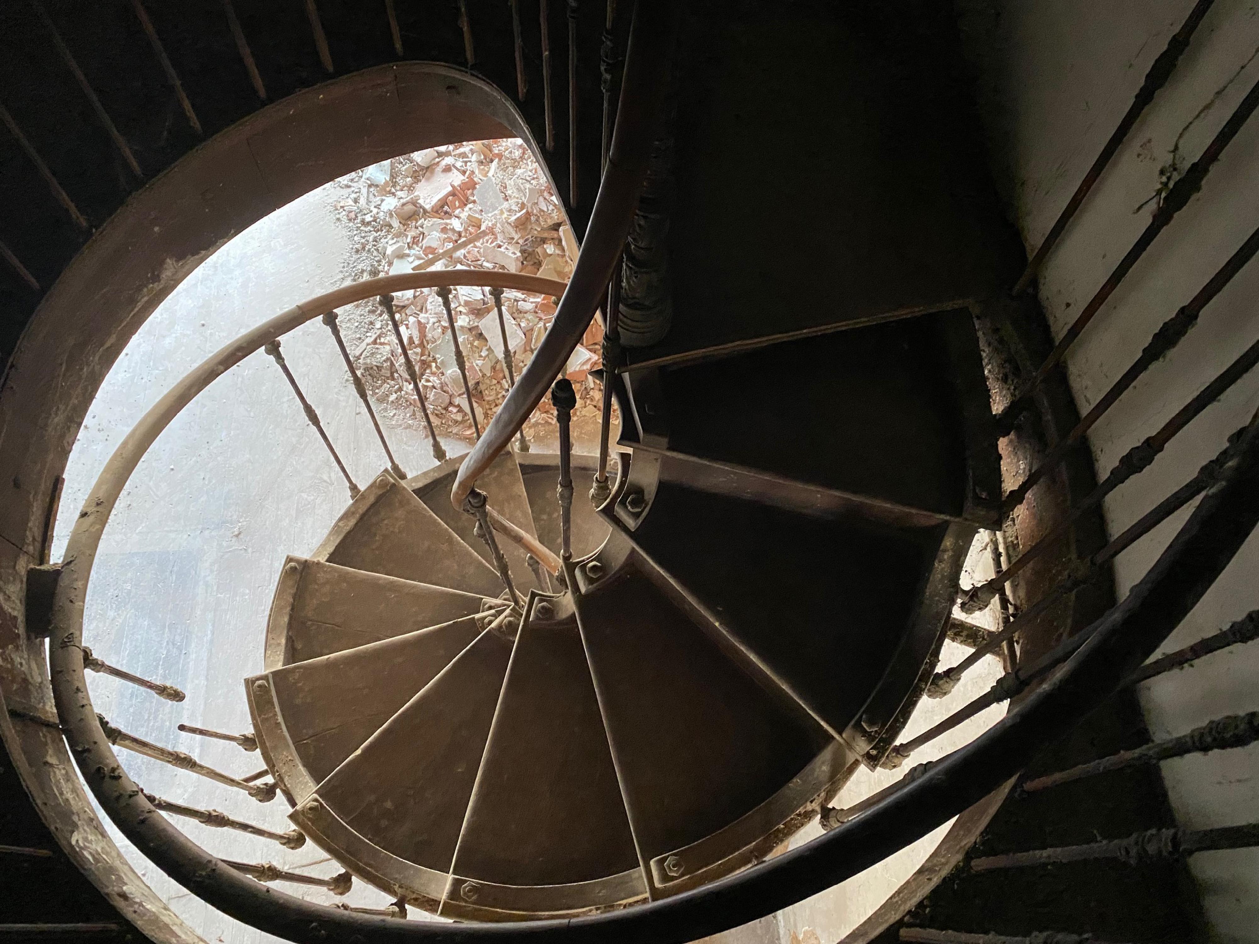 spiralförmige Holztreppe aus dem 19. Jahrhundert mit hohlem Kern im Zustand „Gut“ im Angebot in SAINT-OUEN-SUR-SEINE, FR