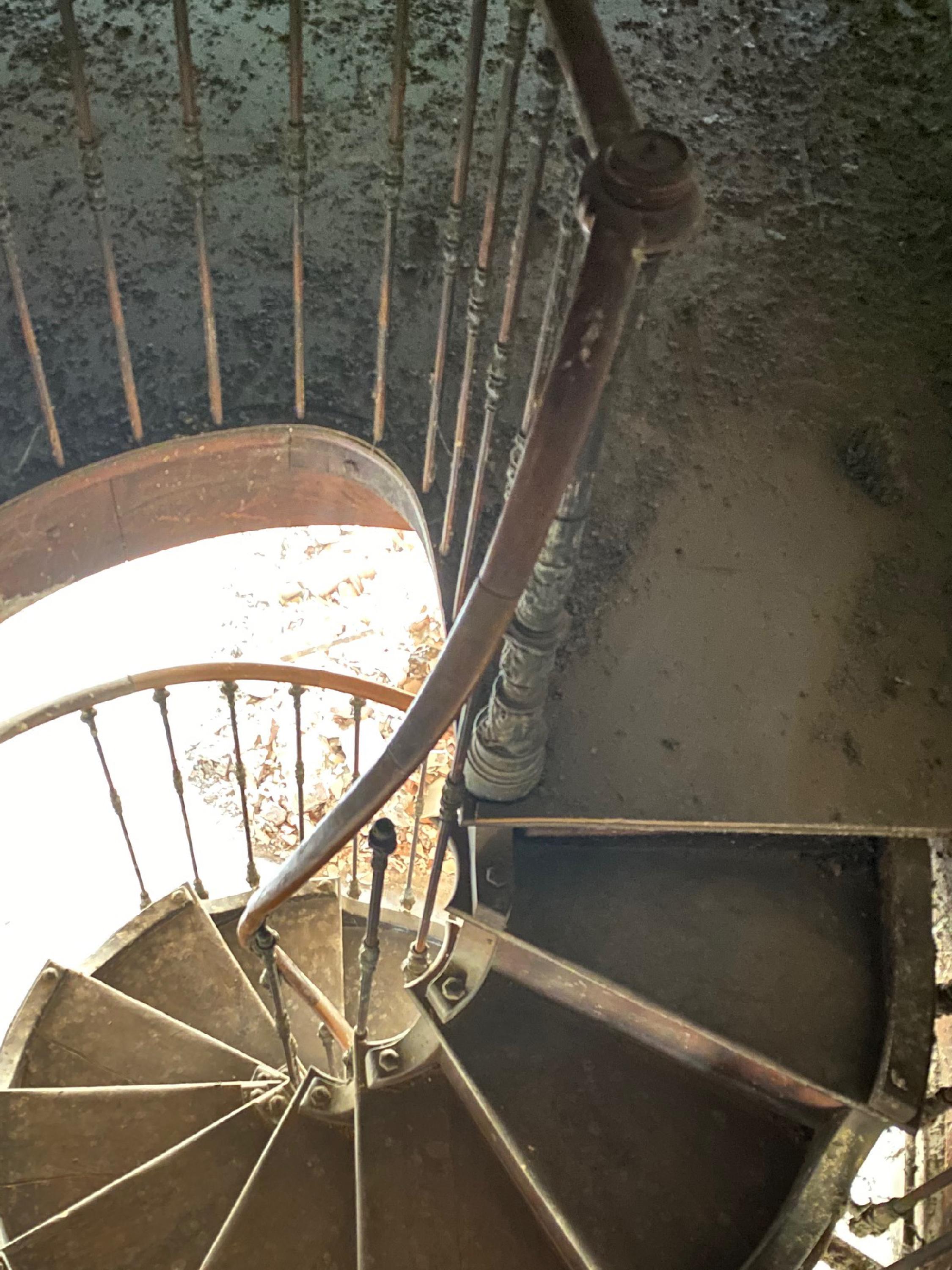 spiralförmige Holztreppe aus dem 19. Jahrhundert mit hohlem Kern (Eisen) im Angebot